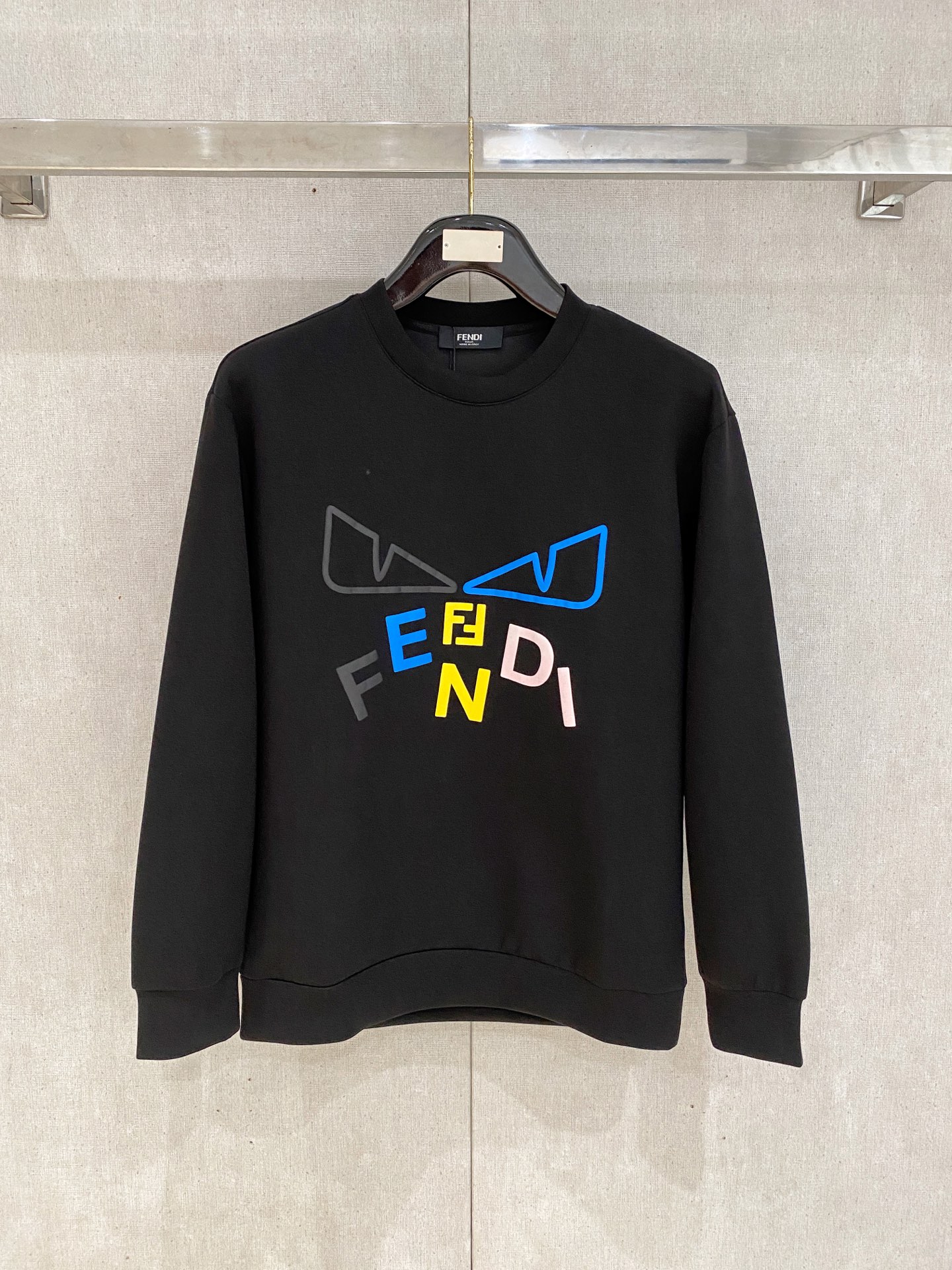 NO:600426,Fendi 2025 Autumn and Winter Men's Letter Logo Pullover Space Cotton Sweatshirt Classic OS version, simple yet stylish. Daily sports and leisure business without pressure...Customer-supplied space knitted cotton, made through a micro-knitting three-dimensional process, the inside is as neat as scales, super texture, breathable and comfortable, the details and soft touch are invincible, the first choice for wearing alone! Color White/Black  Size XS/S/M/L,,fendi,hoodie,sweatshirts,alexander wang19860909芬迪 2025秋冬男士字母标识套头太空棉卫衣 经典OS版型,简约而不失格调.日常运动休闲商务毫无压力... 客供太空针织棉,经由微型针织立体工艺过程制作,内里鳞甲般工整,质感超强,透气舒适,细节感和触感柔更是无敌,单穿内搭首选! 颜色白色/黑色 尺码XS/S/M/L,,fendi,hoodie,sweatshirts,alexander wang,Men's clothing