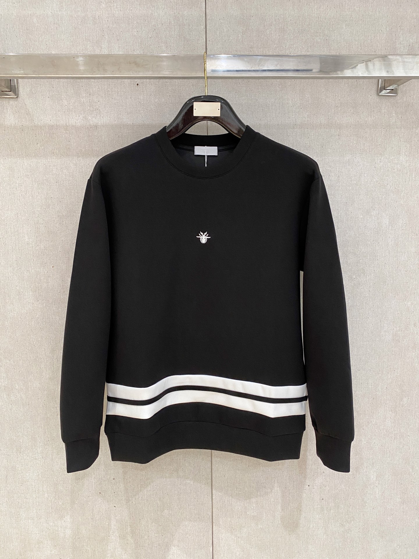 NO:600579,Dior 2025 Autumn and Winter Men's Letter Logo Pullover Space Cotton Sweatshirt Classic OS version, simple yet stylish. Daily sports and leisure business without pressure...Customer-supplied space knitted cotton, made through a micro-knitting three-dimensional process, the inside is as neat as scales, super texture, breathable and comfortable, the details and soft touch are invincible, the first choice for wearing alone! Color White/Black  Size XS/S/M/L,,dior,hoodie,sweatshirts,alexander wang19860909迪奥 2025秋冬男士字母标识套头太空棉卫衣 经典OS版型,简约而不失格调.日常运动休闲商务毫无压力... 客供太空针织棉,经由微型针织立体工艺过程制作,内里鳞甲般工整,质感超强,透气舒适,细节感和触感柔更是无敌,单穿内搭首选! 颜色白色/黑色 尺码XS/S/M/L,,dior,hoodie,sweatshirts,alexander wang,Men's clothing