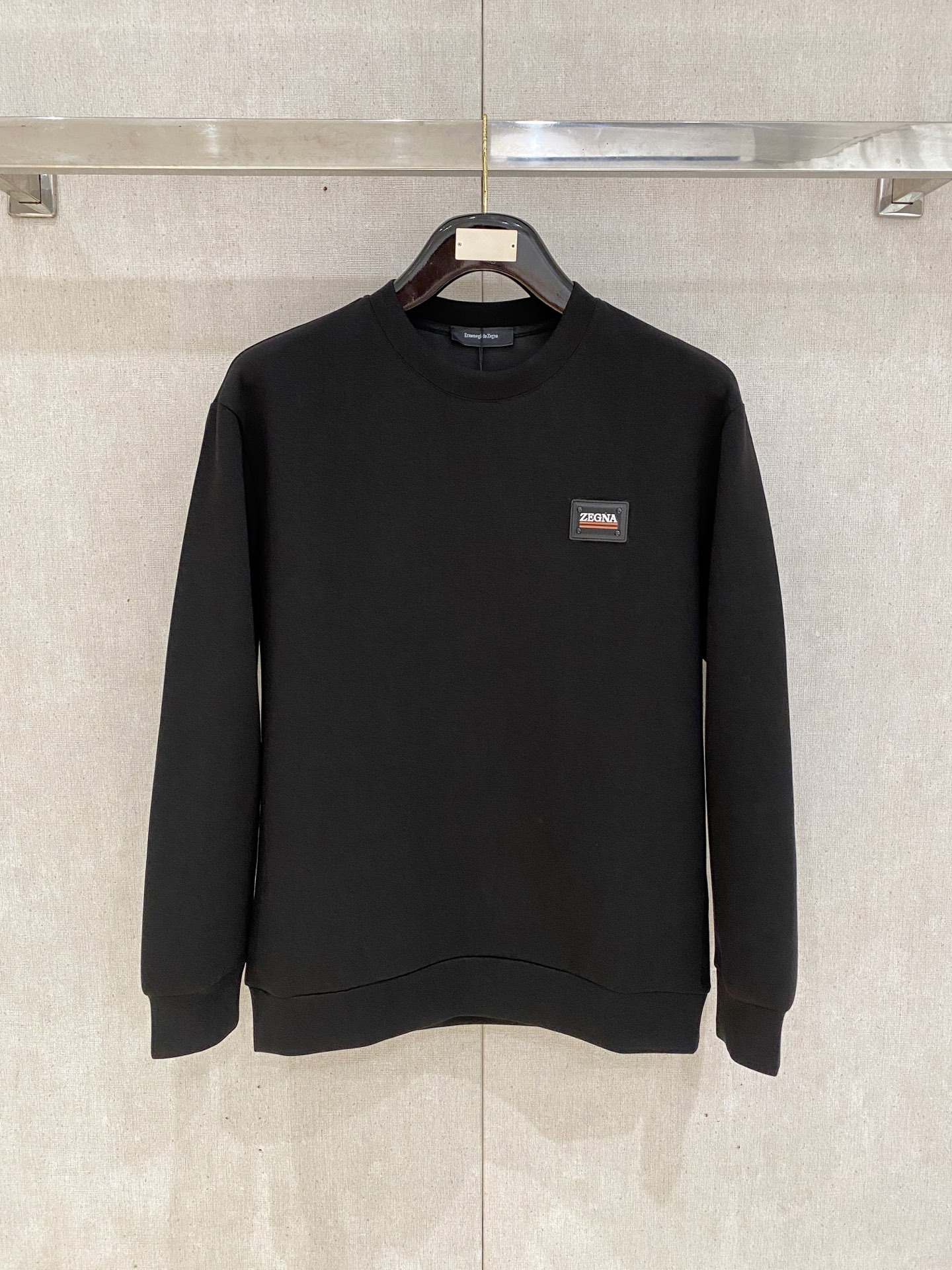 NO:600576,Ermenegildo Zegna 2025 Autumn and Winter Men's Letter Logo Pullover Space Cotton Sweatshirt Classic OS version, simple yet stylish. No pressure for daily sports and leisure business...Customer-supplied space knitted cotton, made through a micro-knitting three-dimensional process, the inside is as neat as scales, has a super texture, is breathable and comfortable, and has an invincible sense of detail and soft touch. It is the first choice for wearing alone! Color White/Black  Size XS/S/M/L,,zegna,hoodie,sweatshirts,alexander wang19860909杰尼亚 2025秋冬男士字母标识套头太空棉卫衣 经典OS版型,简约而不失格调.日常运动休闲商务毫无压力... 客供太空针织棉,经由微型针织立体工艺过程制作,内里鳞甲般工整,质感超强,透气舒适,细节感和触感柔更是无敌,单穿内搭首选! 颜色白色/黑色 尺码XS/S/M/L,,zegna,hoodie,sweatshirts,alexander wang,Men's clothing