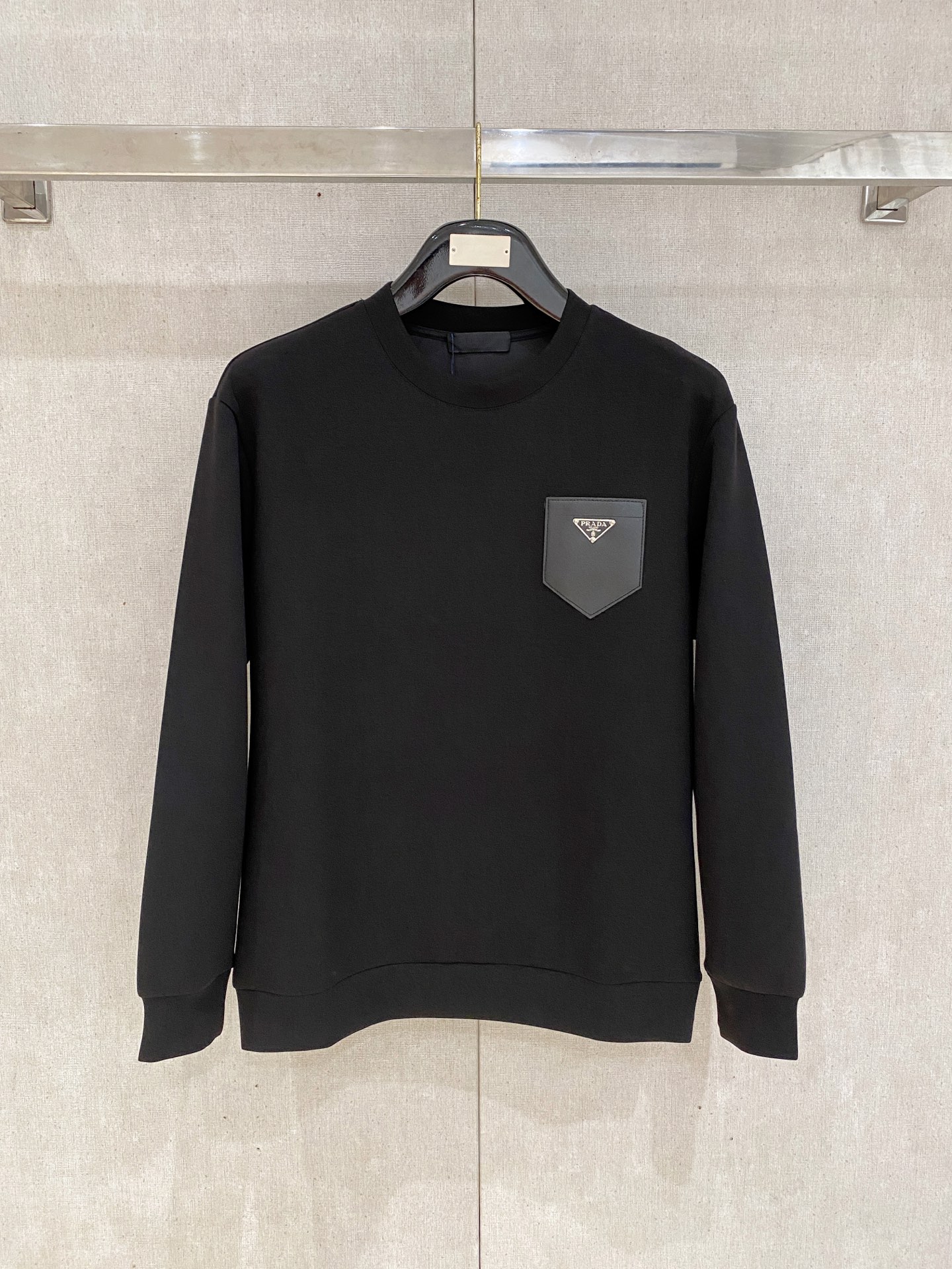 NO:600582,Prada 2025 Autumn and Winter Men's Letter Logo Pullover Space Cotton Sweatshirt Classic OS version, simple yet stylish. No pressure for daily sports, leisure and business...Customer-supplied space knitted cotton, made through a micro-knitting three-dimensional process. The inside is as neat as scales, with super texture, breathable and comfortable, and an invincible sense of detail and soft touch. It is the first choice for wearing alone! Color White/Black  Size XS/S/M/L,,prada,hoodie,sweatshirts,alexander wang19860909普拉达 2025秋冬男士字母标识套头太空棉卫衣 经典OS版型,简约而不失格调.日常运动休闲商务毫无压力... 客供太空针织棉,经由微型针织立体工艺过程制作,内里鳞甲般工整,质感超强,透气舒适,细节感和触感柔更是无敌,单穿内搭首选! 颜色白色/黑色 尺码XS/S/M/L,,prada,hoodie,sweatshirts,alexander wang,Men's clothing