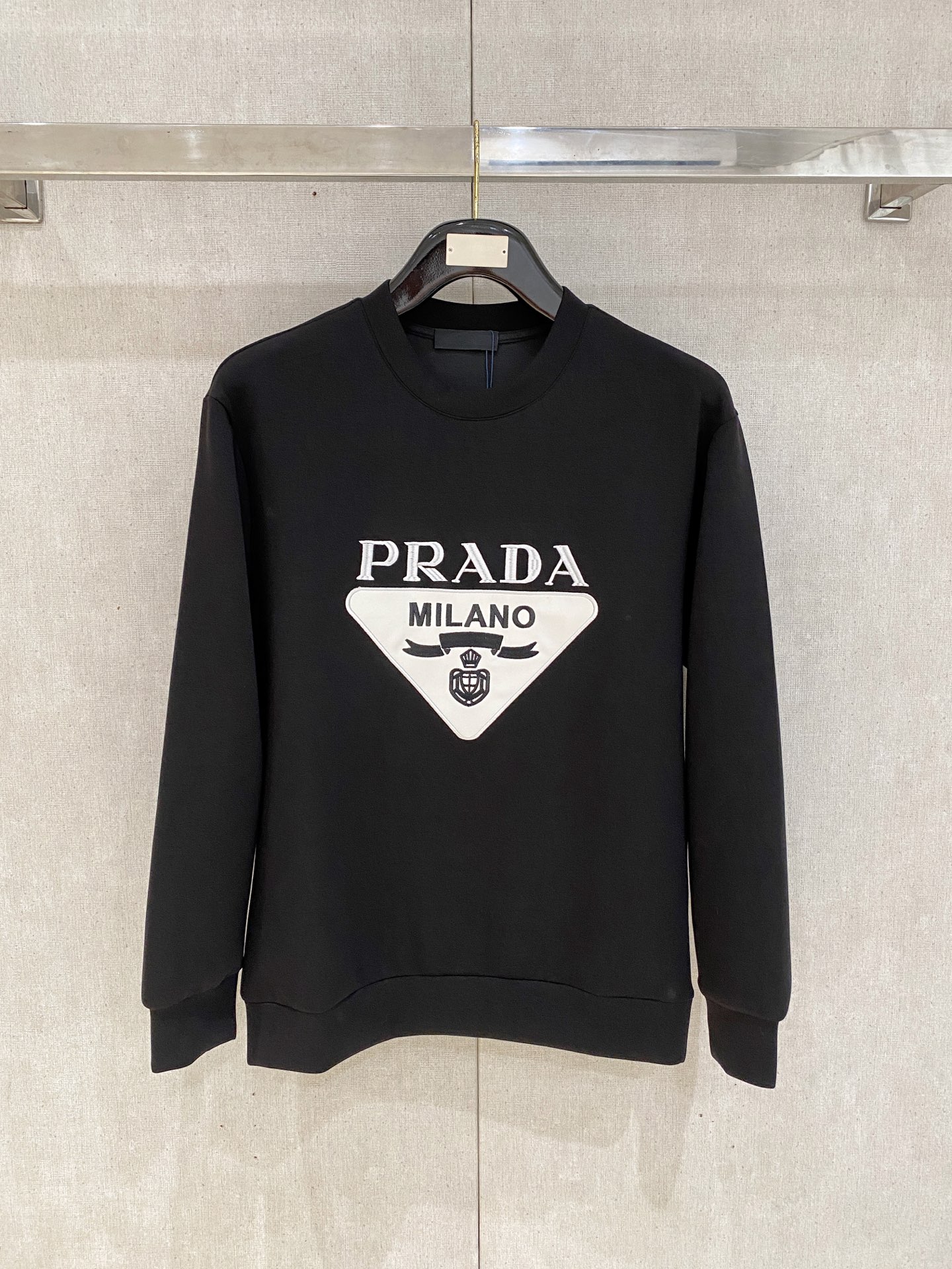 NO:600408,Prada 2025 Autumn and Winter Men's Letter Logo Pullover Space Cotton Sweatshirt Classic OS version, simple yet stylish. No pressure for daily sports, leisure and business...Customer-supplied space knitted cotton, made through a micro-knitting three-dimensional process. The inside is as neat as scales, with super texture, breathable and comfortable, and an invincible sense of detail and soft touch. It is the first choice for wearing alone! Color White/Black  Size XS/S/M/L,,prada,hoodie,sweatshirts,alexander wang19860909普拉达 2025秋冬男士字母标识套头太空棉卫衣 经典OS版型,简约而不失格调.日常运动休闲商务毫无压力... 客供太空针织棉,经由微型针织立体工艺过程制作,内里鳞甲般工整,质感超强,透气舒适,细节感和触感柔更是无敌,单穿内搭首选! 颜色白色/黑色 尺码XS/S/M/L,,prada,hoodie,sweatshirts,alexander wang,Men's clothing