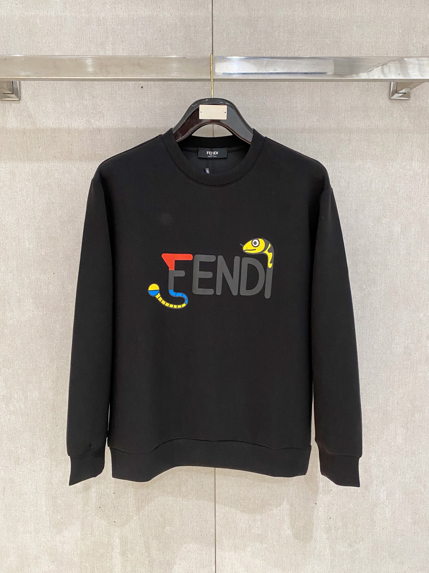 NO:600585,Fendi 2025 Autumn and Winter Men's Letter Logo Pullover Space Cotton Sweatshirt Classic OS version, simple yet stylish. Daily sports and leisure business without pressure...Customer-supplied space knitted cotton, made through a micro-knitting three-dimensional process, the inside is as neat as scales, super texture, breathable and comfortable, the details and soft touch are invincible, the first choice for wearing alone! Color White/Black  Size XS/S/M/L,,fendi,hoodie,sweatshirts,alexander wang19860909芬迪 2025秋冬男士字母标识套头太空棉卫衣 经典OS版型,简约而不失格调.日常运动休闲商务毫无压力... 客供太空针织棉,经由微型针织立体工艺过程制作,内里鳞甲般工整,质感超强,透气舒适,细节感和触感柔更是无敌,单穿内搭首选! 颜色白色/黑色 尺码XS/S/M/L,,fendi,hoodie,sweatshirts,alexander wang,Men's clothing