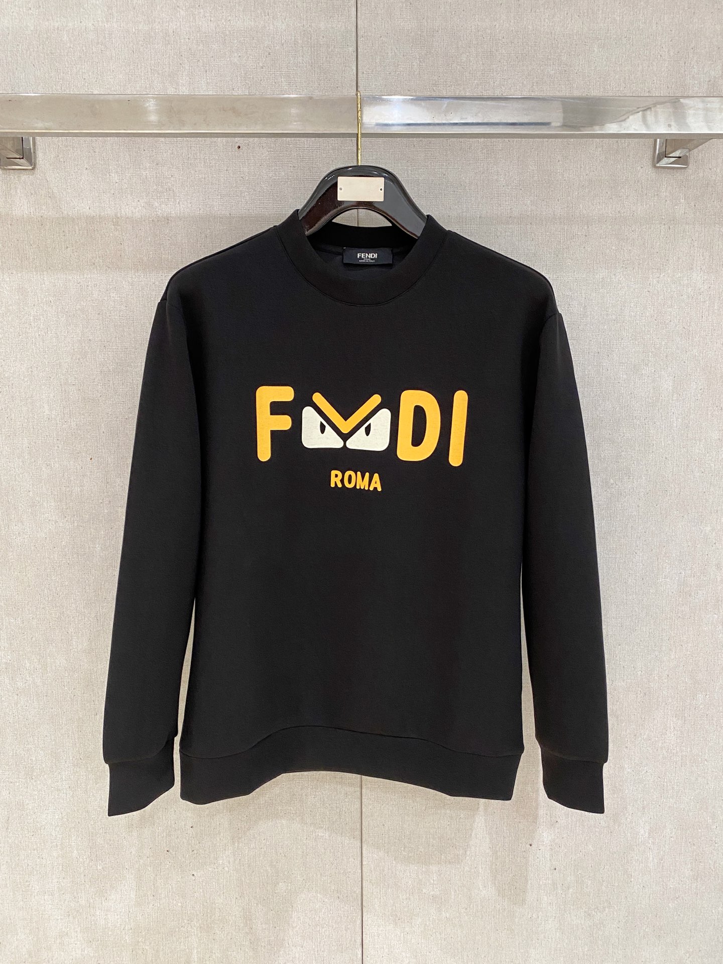 NO:600591,Fendi 2025 Autumn and Winter Men's Letter Logo Pullover Space Cotton Sweatshirt Classic OS version, simple yet stylish. Daily sports and leisure business without pressure...Customer-supplied space knitted cotton, made through a micro-knitting three-dimensional process, the inside is as neat as scales, super texture, breathable and comfortable, the details and soft touch are invincible, the first choice for wearing alone! Color White/Black  Size XS/S/M/L,,fendi,hoodie,sweatshirts,alexander wang19860909芬迪 2025秋冬男士字母标识套头太空棉卫衣 经典OS版型,简约而不失格调.日常运动休闲商务毫无压力... 客供太空针织棉,经由微型针织立体工艺过程制作,内里鳞甲般工整,质感超强,透气舒适,细节感和触感柔更是无敌,单穿内搭首选! 颜色白色/黑色 尺码XS/S/M/L,,fendi,hoodie,sweatshirts,alexander wang,Men's clothing