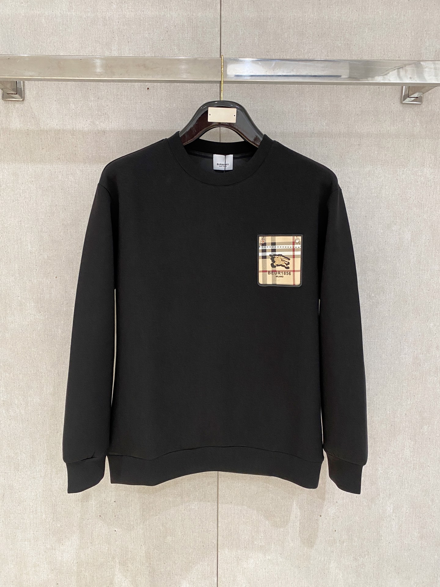 NO:600588,Burberry 2025 Autumn and Winter Men's Letter Logo Pullover Space Cotton Sweatshirt Classic OS version, simple yet stylish. Daily sports and leisure business without pressure...Customer-supplied space knitted cotton, made through a micro-knitting three-dimensional process, the inside is as neat as scales, super texture, breathable and comfortable, the details and soft touch are invincible, the first choice for wearing alone! Color White/Black  Size XS/S/M/L,,burberry,hoodie,sweatshirts,alexander wang19860909巴宝莉 2025秋冬男士字母标识套头太空棉卫衣 经典OS版型,简约而不失格调.日常运动休闲商务毫无压力... 客供太空针织棉,经由微型针织立体工艺过程制作,内里鳞甲般工整,质感超强,透气舒适,细节感和触感柔更是无敌,单穿内搭首选! 颜色白色/黑色 尺码XS/S/M/L,,burberry,hoodie,sweatshirts,alexander wang,Men's clothing