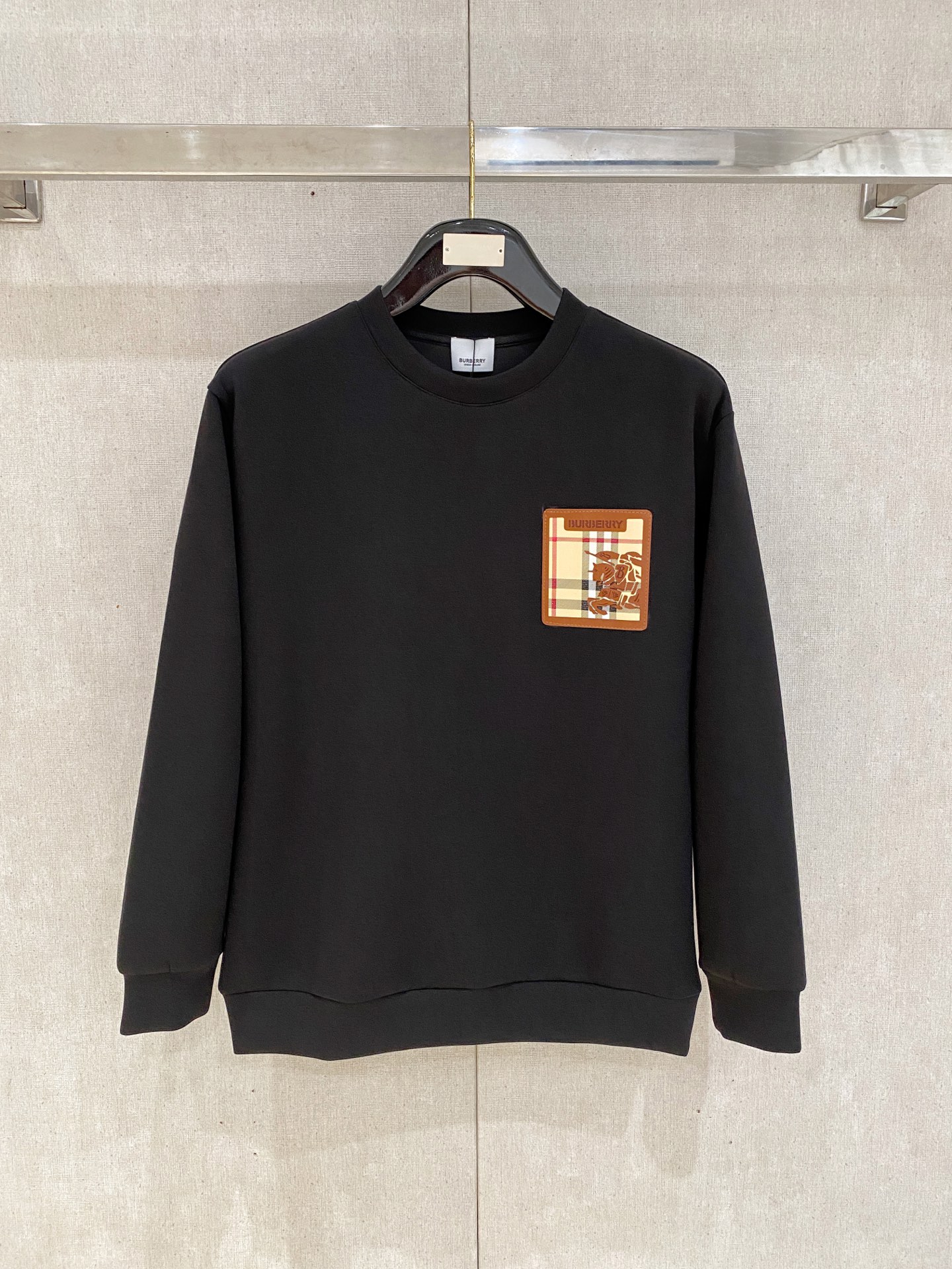 NO:600406,Burberry 2025 Autumn and Winter Men's Letter Logo Pullover Space Cotton Sweatshirt Classic OS version, simple yet stylish. Daily sports and leisure business without pressure...Customer-supplied space knitted cotton, made through a micro-knitting three-dimensional process, the inside is as neat as scales, super texture, breathable and comfortable, the details and soft touch are invincible, the first choice for wearing alone! Color White/Black  Size XS/S/M/L,,burberry,hoodie,sweatshirts,alexander wang19860909巴宝莉 2025秋冬男士字母标识套头太空棉卫衣 经典OS版型,简约而不失格调.日常运动休闲商务毫无压力... 客供太空针织棉,经由微型针织立体工艺过程制作,内里鳞甲般工整,质感超强,透气舒适,细节感和触感柔更是无敌,单穿内搭首选! 颜色白色/黑色 尺码XS/S/M/L,,burberry,hoodie,sweatshirts,alexander wang,Men's clothing