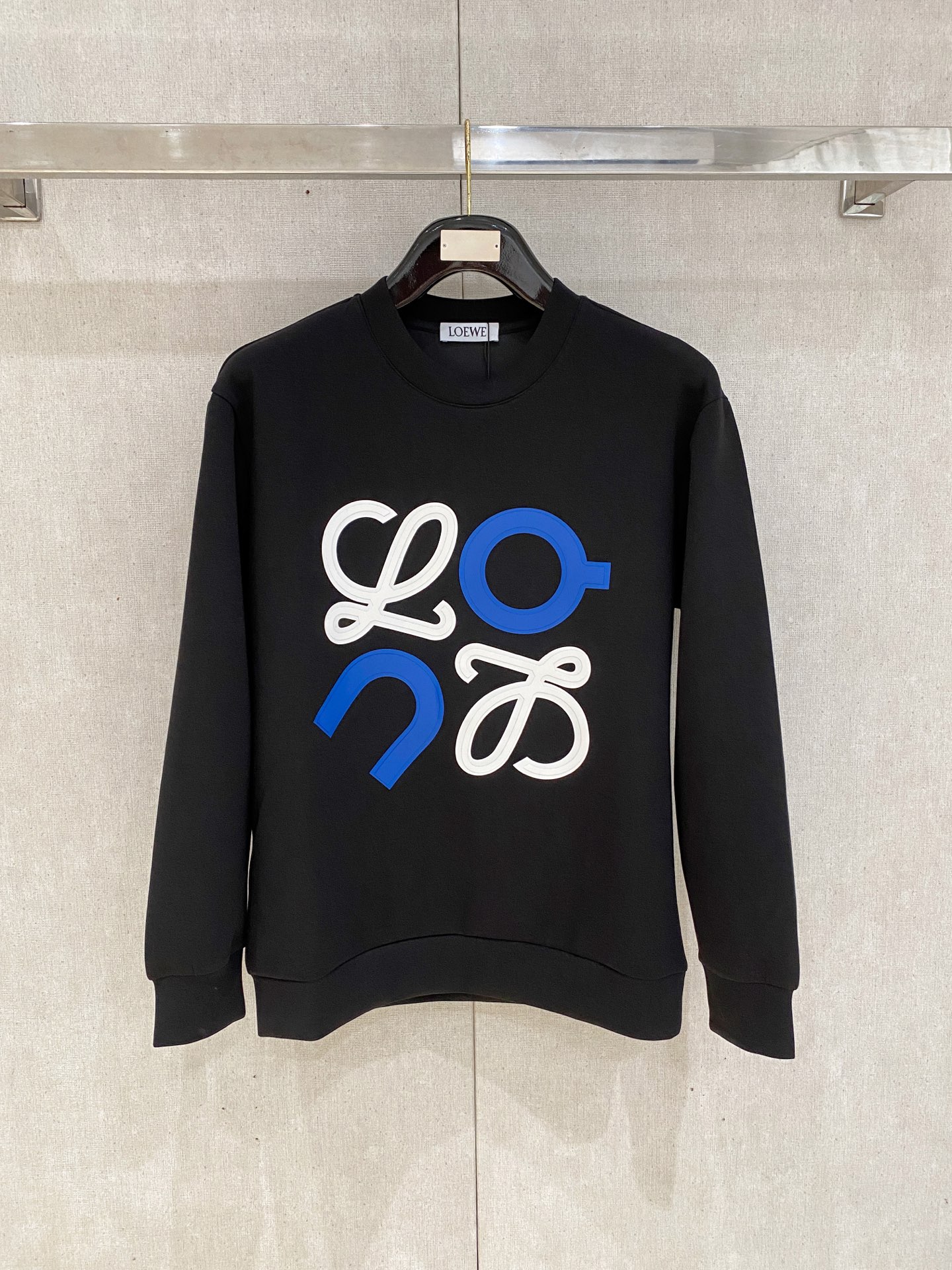 NO:600404,Loewe 2025 Autumn and Winter Men's Letter Logo Pullover Space Cotton Sweatshirt Classic OS version, simple yet stylish. Daily sports and leisure business without pressure...Customer-supplied space knitted cotton, made through a micro-knitting three-dimensional process, the inside is as neat as scales, super texture, breathable and comfortable, with an invincible sense of detail and soft touch. It is the first choice for single wear and inner wear! Color White/Black  Size XS/S/M/L,,loewe,hoodie,sweatshirts,alexander wang19860909罗意威 2025秋冬男士字母标识套头太空棉卫衣 经典OS版型,简约而不失格调.日常运动休闲商务毫无压力... 客供太空针织棉,经由微型针织立体工艺过程制作,内里鳞甲般工整,质感超强,透气舒适,细节感和触感柔更是无敌,单穿内搭首选! 颜色白色/黑色 尺码XS/S/M/L,,loewe,hoodie,sweatshirts,alexander wang,Men's clothing