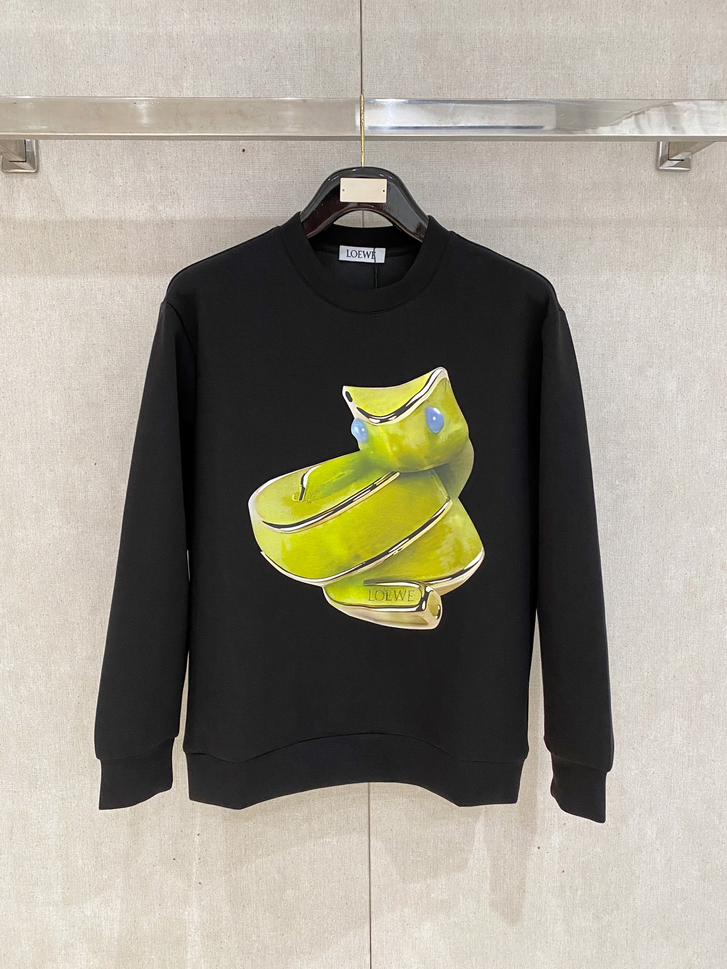 NO:600419,Loewe 2025 Autumn and Winter Men's Letter Logo Pullover Space Cotton Sweatshirt Classic OS version, simple yet stylish. Daily sports and leisure business without pressure...Customer-supplied space knitted cotton, made through a micro-knitting three-dimensional process, the inside is as neat as scales, super texture, breathable and comfortable, with an invincible sense of detail and soft touch. It is the first choice for single wear and inner wear! Color White/Black  Size XS/S/M/L,,loewe,hoodie,sweatshirts,alexander wang19860909罗意威 2025秋冬男士字母标识套头太空棉卫衣 经典OS版型,简约而不失格调.日常运动休闲商务毫无压力... 客供太空针织棉,经由微型针织立体工艺过程制作,内里鳞甲般工整,质感超强,透气舒适,细节感和触感柔更是无敌,单穿内搭首选! 颜色白色/黑色 尺码XS/S/M/L,,loewe,hoodie,sweatshirts,alexander wang,Men's clothing