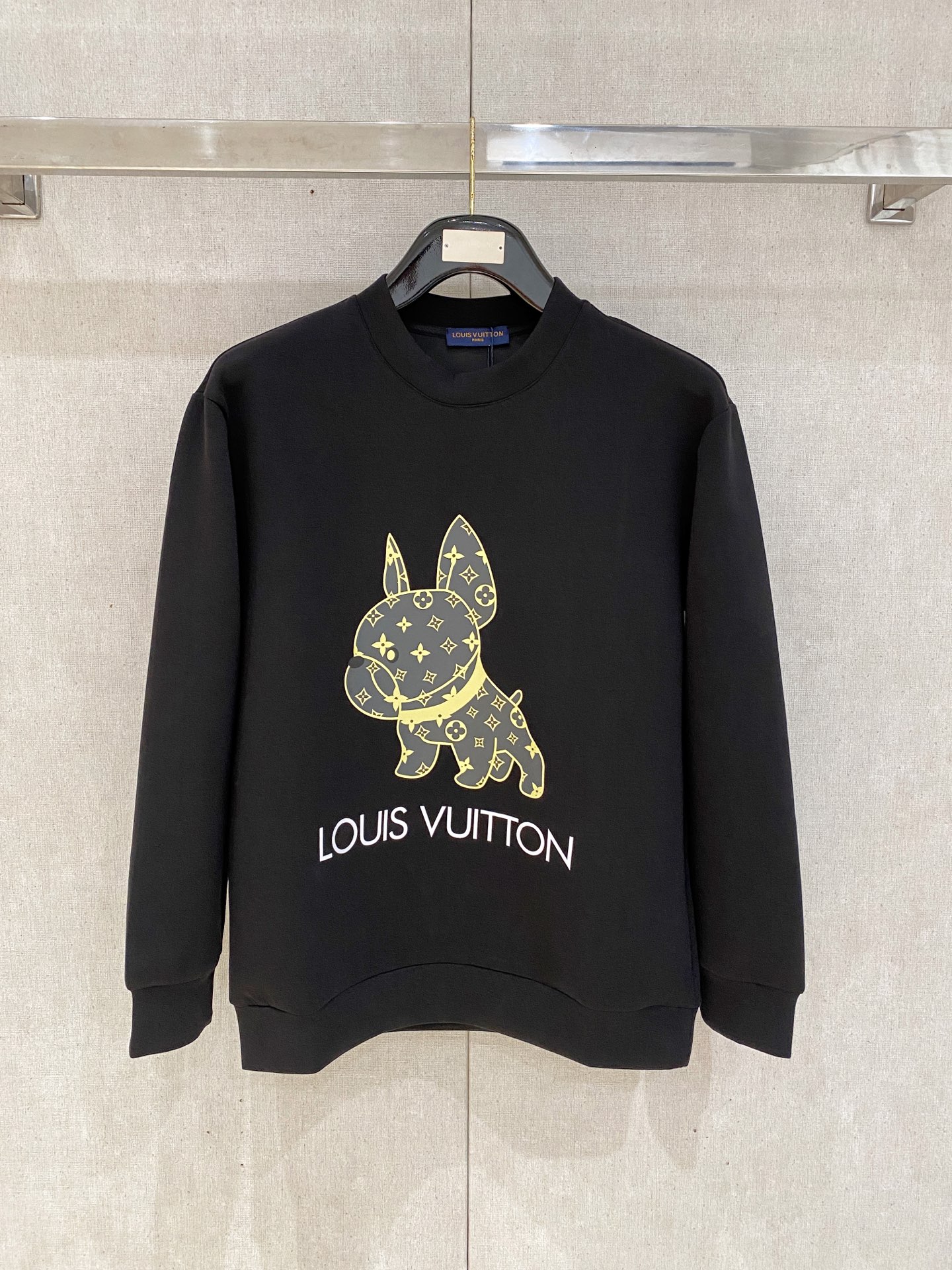 NO:600597,LV 2025 autumn and winter men's letter logo pullover space cotton sweatshirt. Classic OS version, simple yet stylish. Daily sports and leisure business without pressure...Customer-supplied space knitted cotton, made through micro-knitting three-dimensional process, the inside is as neat as scales, super texture, breathable and comfortable, the details and soft touch are invincible, the first choice for single wear and inner wear! Color white/black, size XS/S/M/L,, louis  vuitton,hoodie,sweatshirts,alexander wang19860909LV 2025秋冬男士字母标识套头太空棉卫衣 经典OS版型,简约而不失格调.日常运动休闲商务毫无压力... 客供太空针织棉,经由微型针织立体工艺过程制作,内里鳞甲般工整,质感超强,透气舒适,细节感和触感柔更是无敌,单穿内搭首选! 颜色白色/黑色 尺码XS/S/M/L,,louis vuitton,hoodie,sweatshirts,alexander wang,Men's clothing