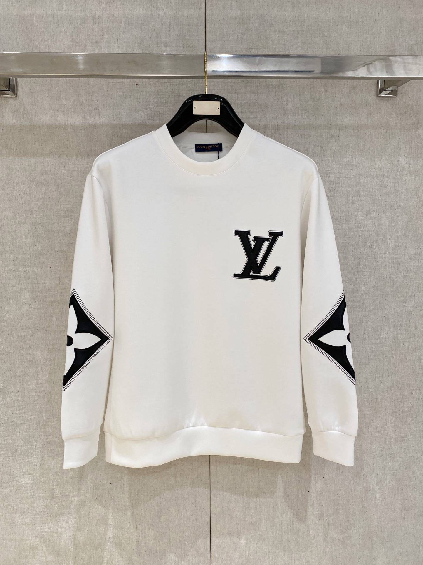 NO:600441,LV 2025 autumn and winter men's letter logo pullover space cotton sweatshirt. Classic OS version, simple yet stylish. Daily sports and leisure business without pressure...Customer-supplied space knitted cotton, made through micro-knitting three-dimensional process, the inside is as neat as scales, super texture, breathable and comfortable, the details and soft touch are invincible, the first choice for single wear and inner wear! Color white/black, size XS/S/M/L,, louis  vuitton,hoodie,sweatshirts,alexander wang19860909LV 2025秋冬男士字母标识套头太空棉卫衣 经典OS版型,简约而不失格调.日常运动休闲商务毫无压力... 客供太空针织棉,经由微型针织立体工艺过程制作,内里鳞甲般工整,质感超强,透气舒适,细节感和触感柔更是无敌,单穿内搭首选! 颜色白色/黑色 尺码XS/S/M/L,,louis vuitton,hoodie,sweatshirts,alexander wang,Men's clothing