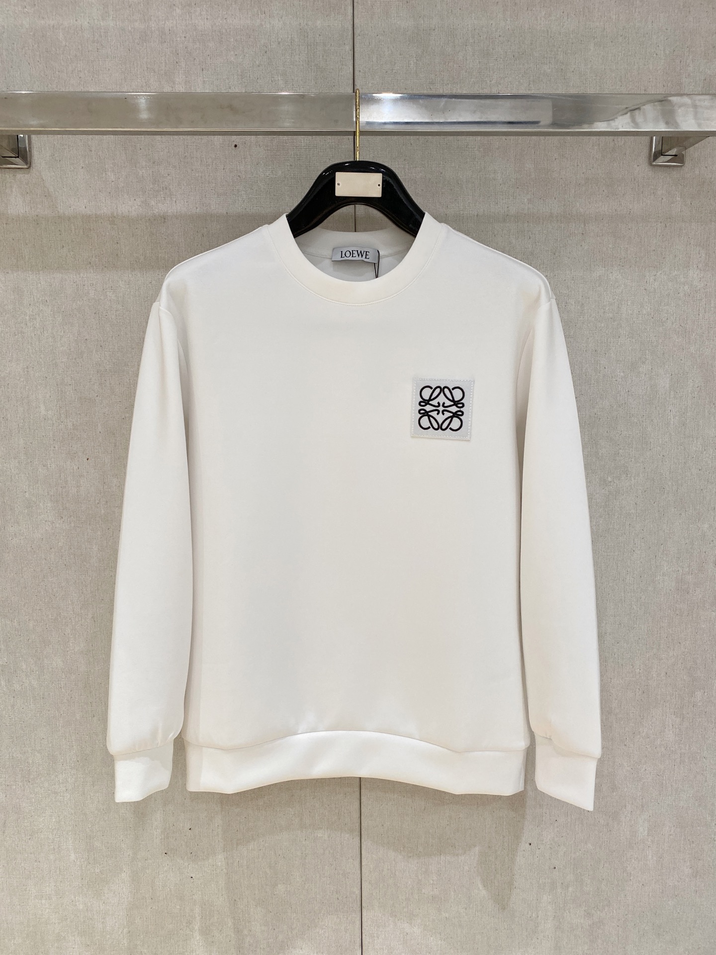 NO:600594,Loewe 2025 Autumn and Winter Men's Letter Logo Pullover Space Cotton Sweatshirt Classic OS version, simple yet stylish. Daily sports and leisure business without pressure...Customer-supplied space knitted cotton, made through a micro-knitting three-dimensional process, the inside is as neat as scales, super texture, breathable and comfortable, with an invincible sense of detail and soft touch. It is the first choice for single wear and inner wear! Color White/Black  Size XS/S/M/L,,loewe,hoodie,sweatshirts,alexander wang19860909罗意威 2025秋冬男士字母标识套头太空棉卫衣 经典OS版型,简约而不失格调.日常运动休闲商务毫无压力... 客供太空针织棉,经由微型针织立体工艺过程制作,内里鳞甲般工整,质感超强,透气舒适,细节感和触感柔更是无敌,单穿内搭首选! 颜色白色/黑色 尺码XS/S/M/L,,loewe,hoodie,sweatshirts,alexander wang,Men's clothing