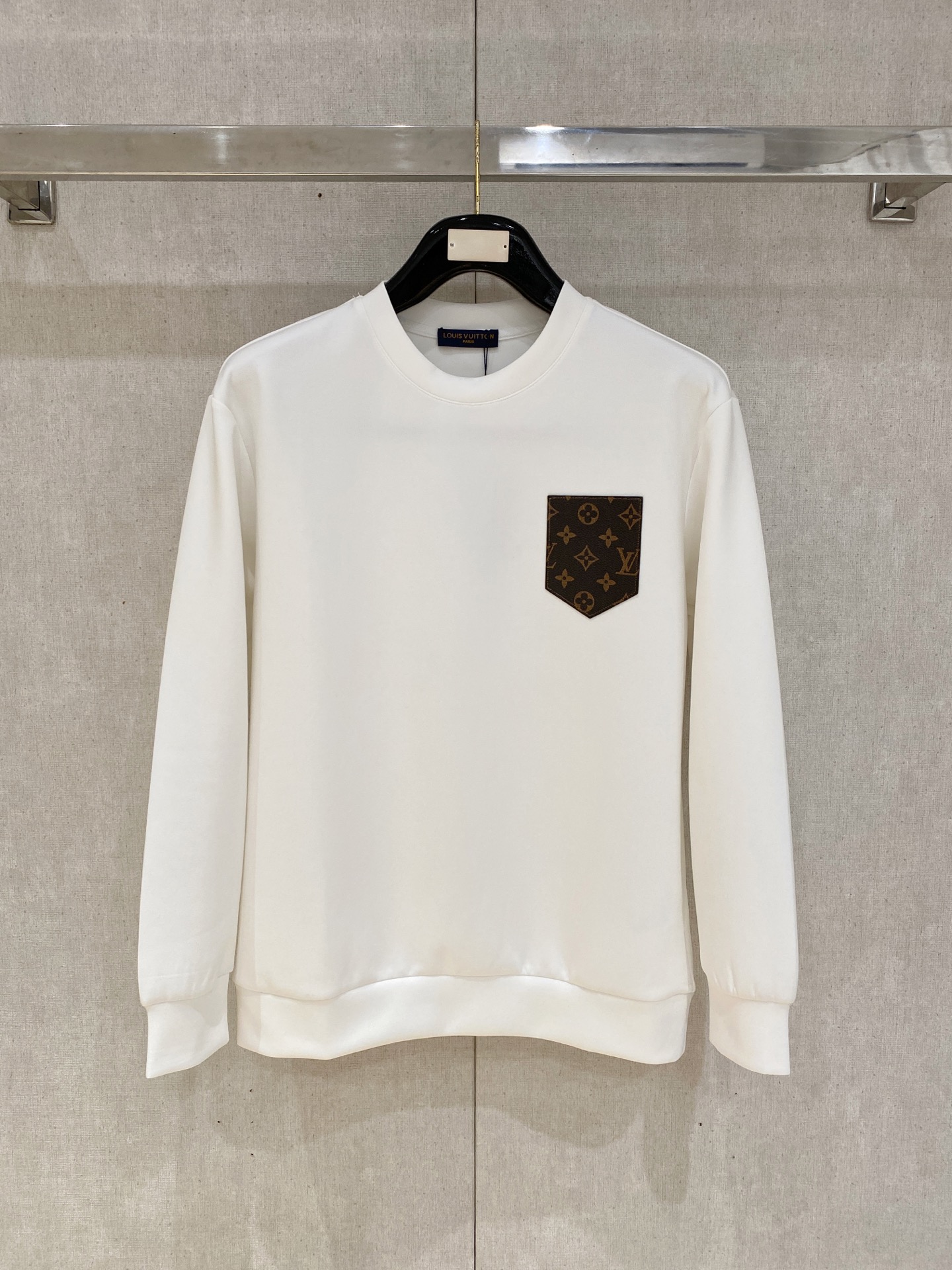 NO:600421,LV 2025 autumn and winter men's letter logo pullover space cotton sweatshirt. Classic OS version, simple yet stylish. Daily sports and leisure business without pressure...Customer-supplied space knitted cotton, made through micro-knitting three-dimensional process, the inside is as neat as scales, super texture, breathable and comfortable, the details and soft touch are invincible, the first choice for single wear and inner wear! Color white/black, size XS/S/M/L,, louis  vuitton,hoodie,sweatshirts,alexander wang19860909LV 2025秋冬男士字母标识套头太空棉卫衣 经典OS版型,简约而不失格调.日常运动休闲商务毫无压力... 客供太空针织棉,经由微型针织立体工艺过程制作,内里鳞甲般工整,质感超强,透气舒适,细节感和触感柔更是无敌,单穿内搭首选! 颜色白色/黑色 尺码XS/S/M/L,,louis vuitton,hoodie,sweatshirts,alexander wang,Men's clothing