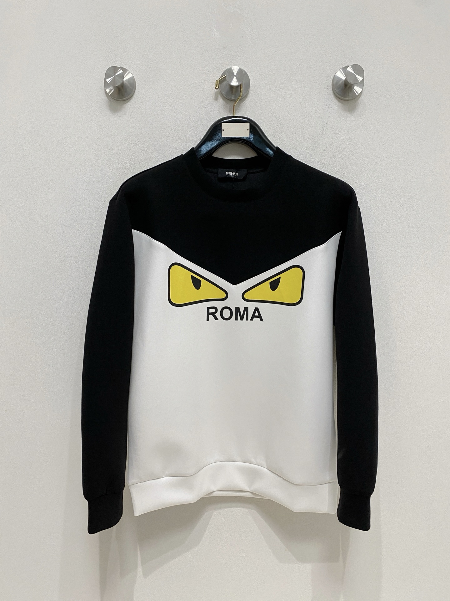 NO:571683,Fendi 2025 Autumn and Winter Men's Letter Logo Pullover Space Cotton Sweatshirt Classic OS version, simple yet stylish. Daily sports and leisure business without pressure...Customer-supplied space knitted cotton, made through a micro-knitting three-dimensional process, the inside is as neat as scales, super texture, breathable and comfortable, the details and soft touch are invincible, the first choice for wearing alone! Color White/Black  Size XS/S/M/L,,fendi,hoodie,sweatshirts,alexander wang19860909芬迪 2025秋冬男士字母标识套头太空棉卫衣 经典OS版型,简约而不失格调.日常运动休闲商务毫无压力... 客供太空针织棉,经由微型针织立体工艺过程制作,内里鳞甲般工整,质感超强,透气舒适,细节感和触感柔更是无敌,单穿内搭首选! 颜色白色/黑色 尺码XS/S/M/L,,fendi,hoodie,sweatshirts,alexander wang,Men's clothing