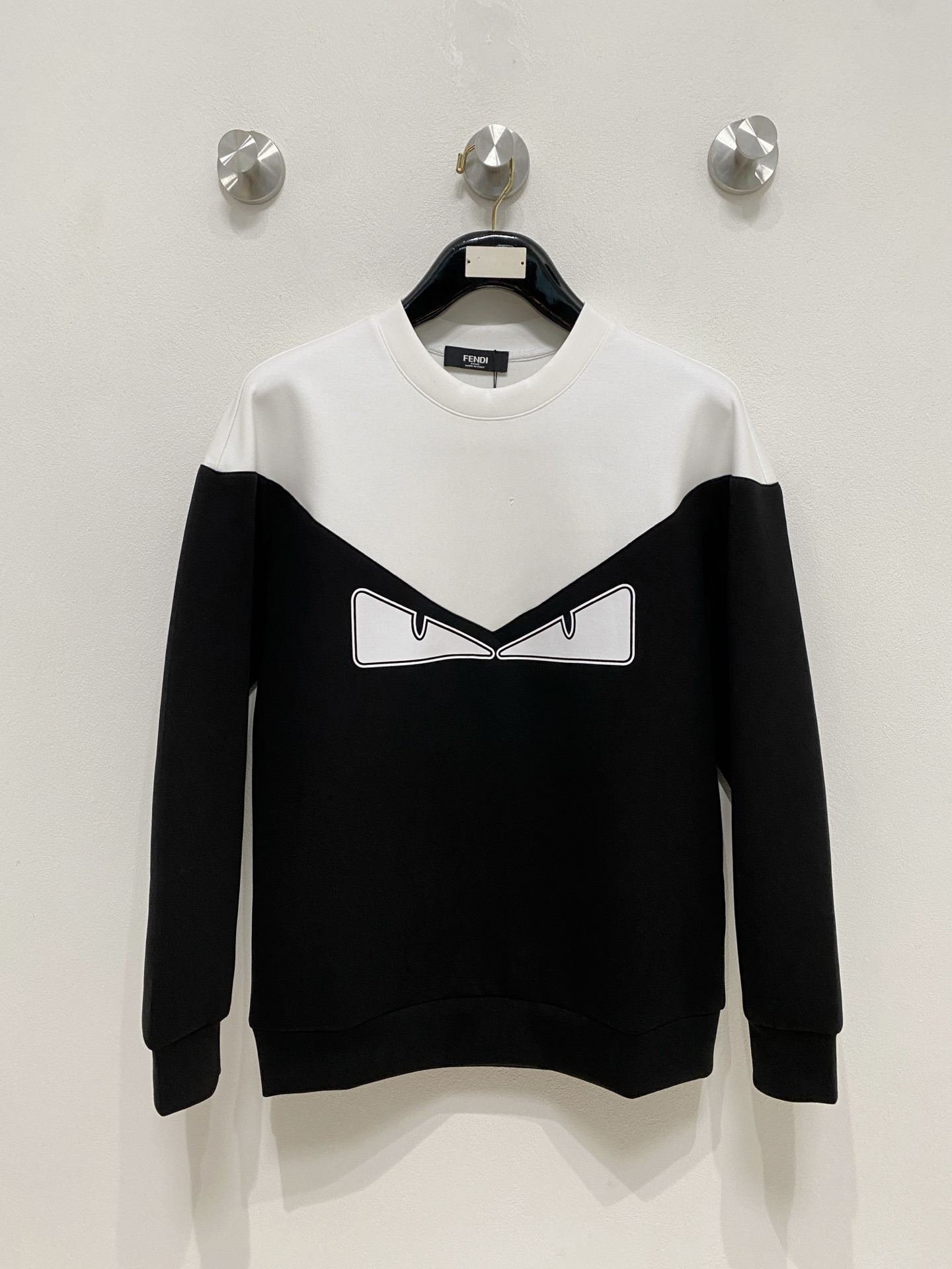 NO:571678,Fendi 2025 Autumn and Winter Men's Letter Logo Pullover Space Cotton Sweatshirt Classic OS version, simple yet stylish. Daily sports and leisure business without pressure...Customer-supplied space knitted cotton, made through a micro-knitting three-dimensional process, the inside is as neat as scales, super texture, breathable and comfortable, the details and soft touch are invincible, the first choice for wearing alone! Color White/Black  Size XS/S/M/L,,fendi,hoodie,sweatshirts,alexander wang19860909芬迪 2025秋冬男士字母标识套头太空棉卫衣 经典OS版型,简约而不失格调.日常运动休闲商务毫无压力... 客供太空针织棉,经由微型针织立体工艺过程制作,内里鳞甲般工整,质感超强,透气舒适,细节感和触感柔更是无敌,单穿内搭首选! 颜色白色/黑色 尺码XS/S/M/L,,fendi,hoodie,sweatshirts,alexander wang,Men's clothing