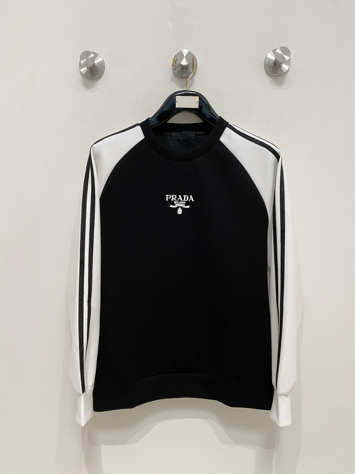 NO:571672,Prada 2025 Autumn and Winter Men's Letter Logo Pullover Space Cotton Sweatshirt Classic OS version, simple yet stylish. No pressure for daily sports, leisure and business...Customer-supplied space knitted cotton, made through a micro-knitting three-dimensional process. The inside is as neat as scales, with super texture, breathable and comfortable, and an invincible sense of detail and soft touch. It is the first choice for wearing alone! Color White/Black  Size XS/S/M/L,,prada,hoodie,sweatshirts,alexander wang19860909普拉达 2025秋冬男士字母标识套头太空棉卫衣 经典OS版型,简约而不失格调.日常运动休闲商务毫无压力... 客供太空针织棉,经由微型针织立体工艺过程制作,内里鳞甲般工整,质感超强,透气舒适,细节感和触感柔更是无敌,单穿内搭首选! 颜色白色/黑色 尺码XS/S/M/L,,prada,hoodie,sweatshirts,alexander wang,Men's clothing