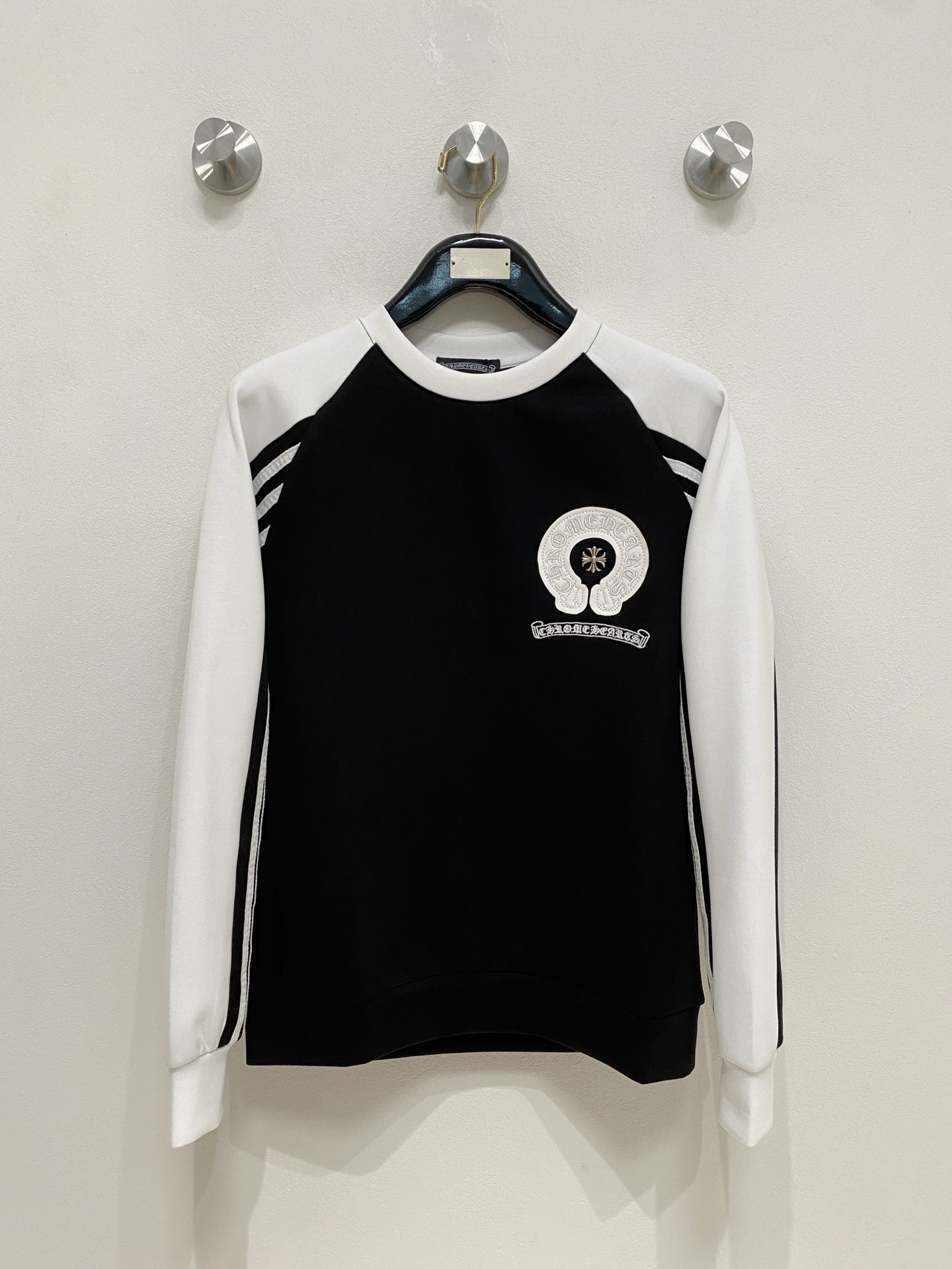 NO:571671,Kroxin 2025 Autumn and Winter Men's Letter Logo Pullover Space Cotton Sweatshirt Classic OS version, simple yet stylish. Daily sports and leisure business without pressure...Customer-supplied space knitted cotton, made through a micro-knitting three-dimensional process, the lining is as neat as scales, super texture, breathable and comfortable, the details and soft touch are invincible, the first choice for single wear and inner wear! Color White/Black Size XS/S/M/L,, chrome  hearts,hoodie,sweatshirts,alexander wang19860909克罗心 2025秋冬男士字母标识套头太空棉卫衣 经典OS版型,简约而不失格调.日常运动休闲商务毫无压力... 客供太空针织棉,经由微型针织立体工艺过程制作,内里鳞甲般工整,质感超强,透气舒适,细节感和触感柔更是无敌,单穿内搭首选! 颜色白色/黑色 尺码XS/S/M/L,,chrome hearts,hoodie,sweatshirts,alexander wang,Men's clothing