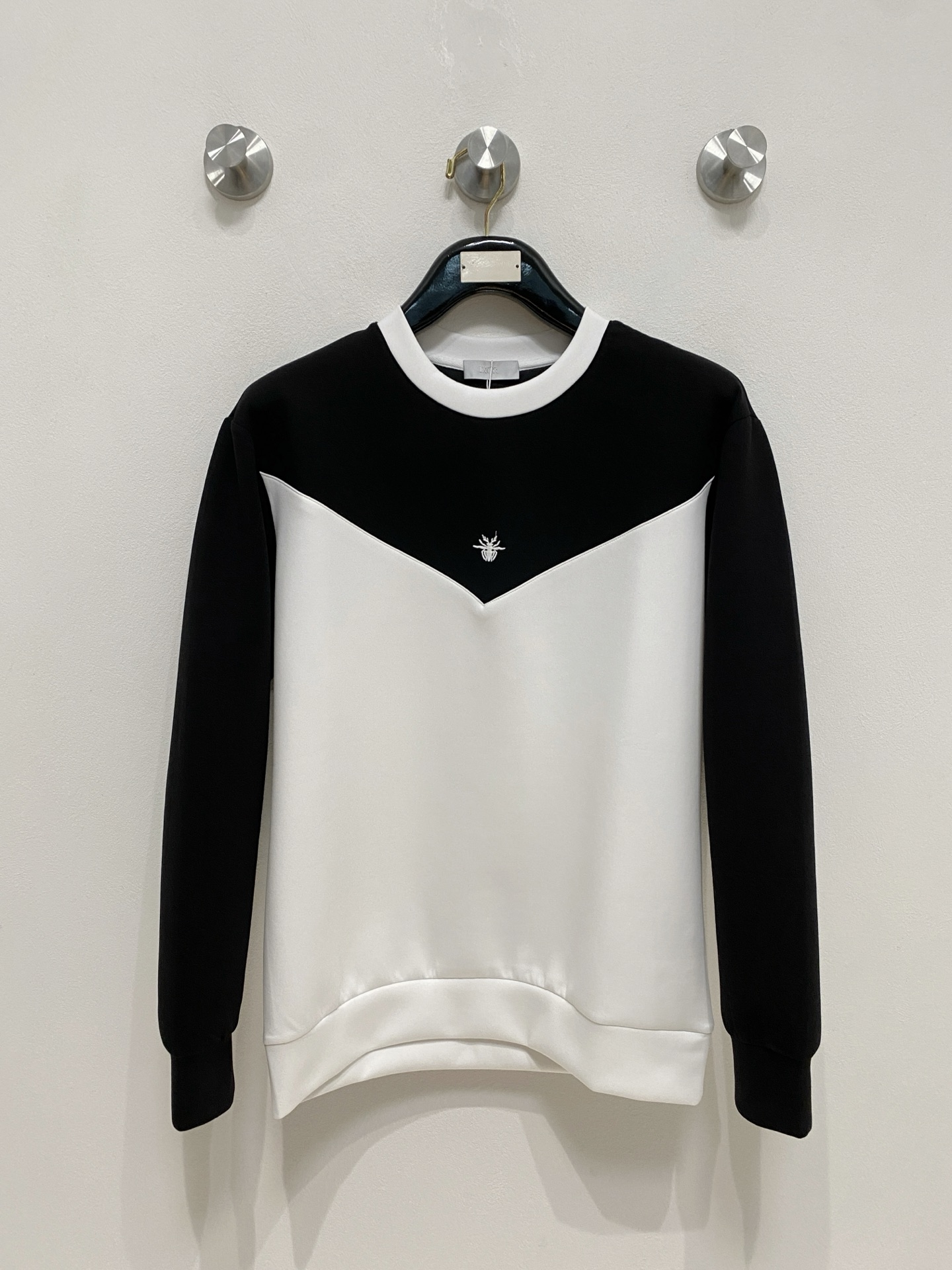 NO:571656,Dior 2025 Autumn and Winter Men's Letter Logo Pullover Space Cotton Sweatshirt Classic OS version, simple yet stylish. No pressure for daily sports, leisure and business...Customer-supplied space knitted cotton, made through a micro-knitting three-dimensional process, the inside is as neat as scales, has a super texture, is breathable and comfortable, and has an invincible sense of detail and soft touch. It is the first choice for wearing alone! Color White/Black  Size XS/S/M/L,,dior,hoodie,sweatshirts,alexander wang19860909迪奥 2025秋冬男士字母标识套头太空棉卫衣 经典OS版型,简约而不失格调.日常运动休闲商务毫无压力... 客供太空针织棉,经由微型针织立体工艺过程制作,内里鳞甲般工整,质感超强,透气舒适,细节感和触感柔更是无敌,单穿内搭首选! 颜色白色/黑色 尺码XS/S/M/L,,dior,hoodie,sweatshirts,alexander wang,Men's clothing