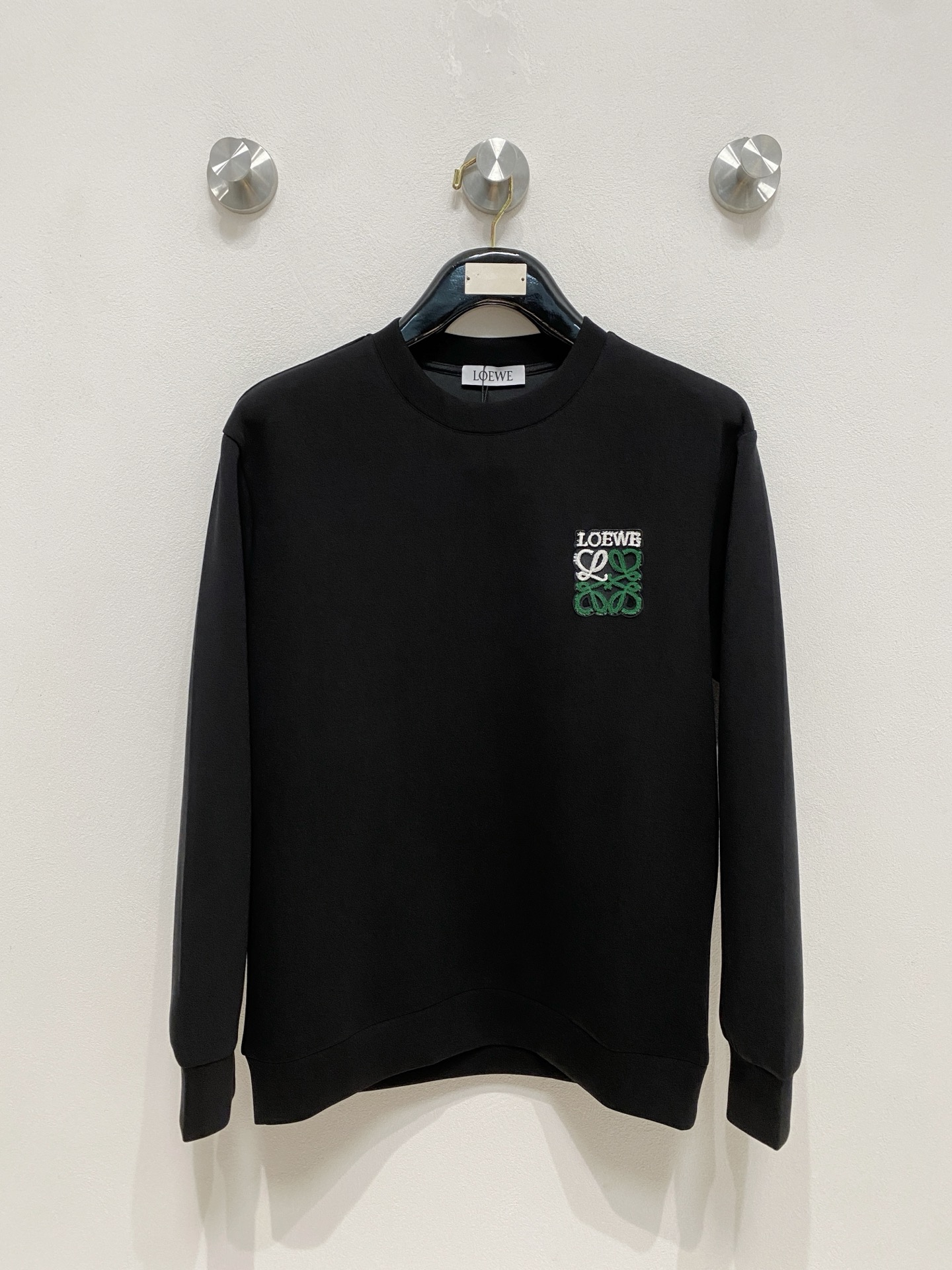 NO:571666,Loewe 2025 Autumn and Winter Men's Letter Logo Pullover Space Cotton Sweatshirt Classic OS version, simple yet stylish. Daily sports and leisure business without pressure...Customer-supplied space knitted cotton, made through a micro-knitting three-dimensional process, the inside is as neat as scales, super texture, breathable and comfortable, with an invincible sense of detail and soft touch. It is the first choice for single wear and inner wear! Color White/Black  Size XS/S/M/L,,loewe,hoodie,sweatshirts,alexander wang19860909罗意威 2025秋冬男士字母标识套头太空棉卫衣 经典OS版型,简约而不失格调.日常运动休闲商务毫无压力... 客供太空针织棉,经由微型针织立体工艺过程制作,内里鳞甲般工整,质感超强,透气舒适,细节感和触感柔更是无敌,单穿内搭首选! 颜色白色/黑色 尺码XS/S/M/L,,loewe,hoodie,sweatshirts,alexander wang,Men's clothing