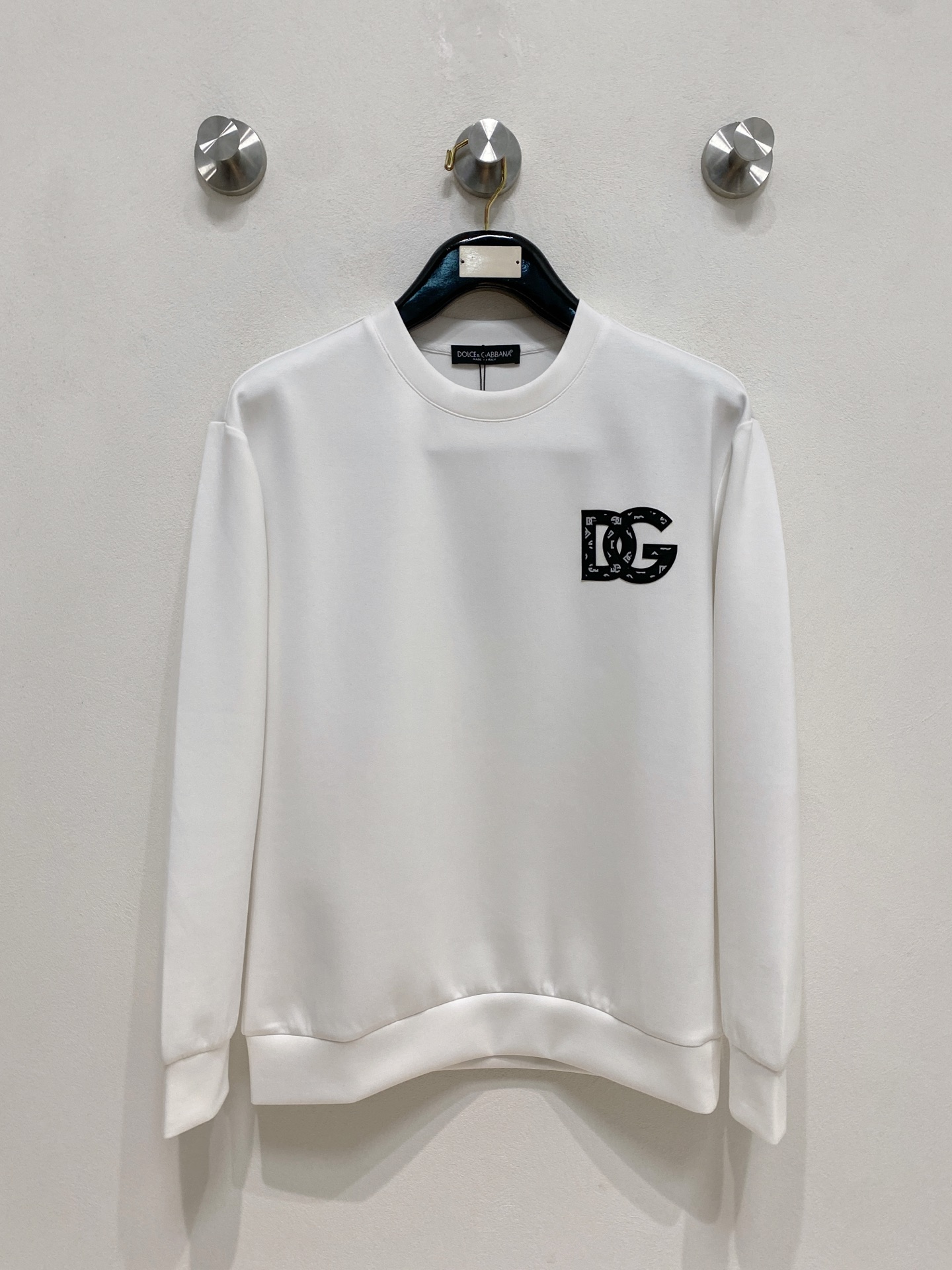 NO:570555,DG 2025 autumn and winter men's letter logo pullover space cotton sweatshirt. Classic OS version, simple yet stylish. Daily sports and leisure business without pressure...Customer-supplied space knitted cotton, made through a micro-knitting three-dimensional process, the inner lining is as neat as scales, super texture, breathable and comfortable, with an invincible sense of detail and soft touch. It is the first choice for single wear and inner wear! Color white/black  Size XS/S/M/L,,hoodie,sweatshirts,alexander wang19860909DG 2025秋冬男士字母标识套头太空棉卫衣 经典OS版型,简约而不失格调.日常运动休闲商务毫无压力... 客供太空针织棉,经由微型针织立体工艺过程制作,内里鳞甲般工整,质感超强,透气舒适,细节感和触感柔更是无敌,单穿内搭首选! 颜色白色/黑色 尺码XS/S/M/L,,hoodie,sweatshirts,alexander wang,Men's clothing