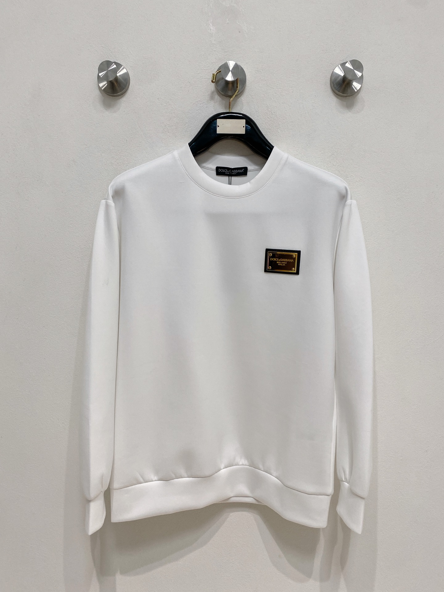 NO:571692,DG 2025 autumn and winter men's letter logo pullover space cotton sweatshirt. Classic OS version, simple yet stylish. Daily sports and leisure business without pressure...Customer-supplied space knitted cotton, made through a micro-knitting three-dimensional process, the inner lining is as neat as scales, super texture, breathable and comfortable, with an invincible sense of detail and soft touch. It is the first choice for single wear and inner wear! Color white/black  Size XS/S/M/L,,hoodie,sweatshirts,alexander wang19860909DG 2025秋冬男士字母标识套头太空棉卫衣 经典OS版型,简约而不失格调.日常运动休闲商务毫无压力... 客供太空针织棉,经由微型针织立体工艺过程制作,内里鳞甲般工整,质感超强,透气舒适,细节感和触感柔更是无敌,单穿内搭首选! 颜色白色/黑色 尺码XS/S/M/L,,hoodie,sweatshirts,alexander wang,Men's clothing