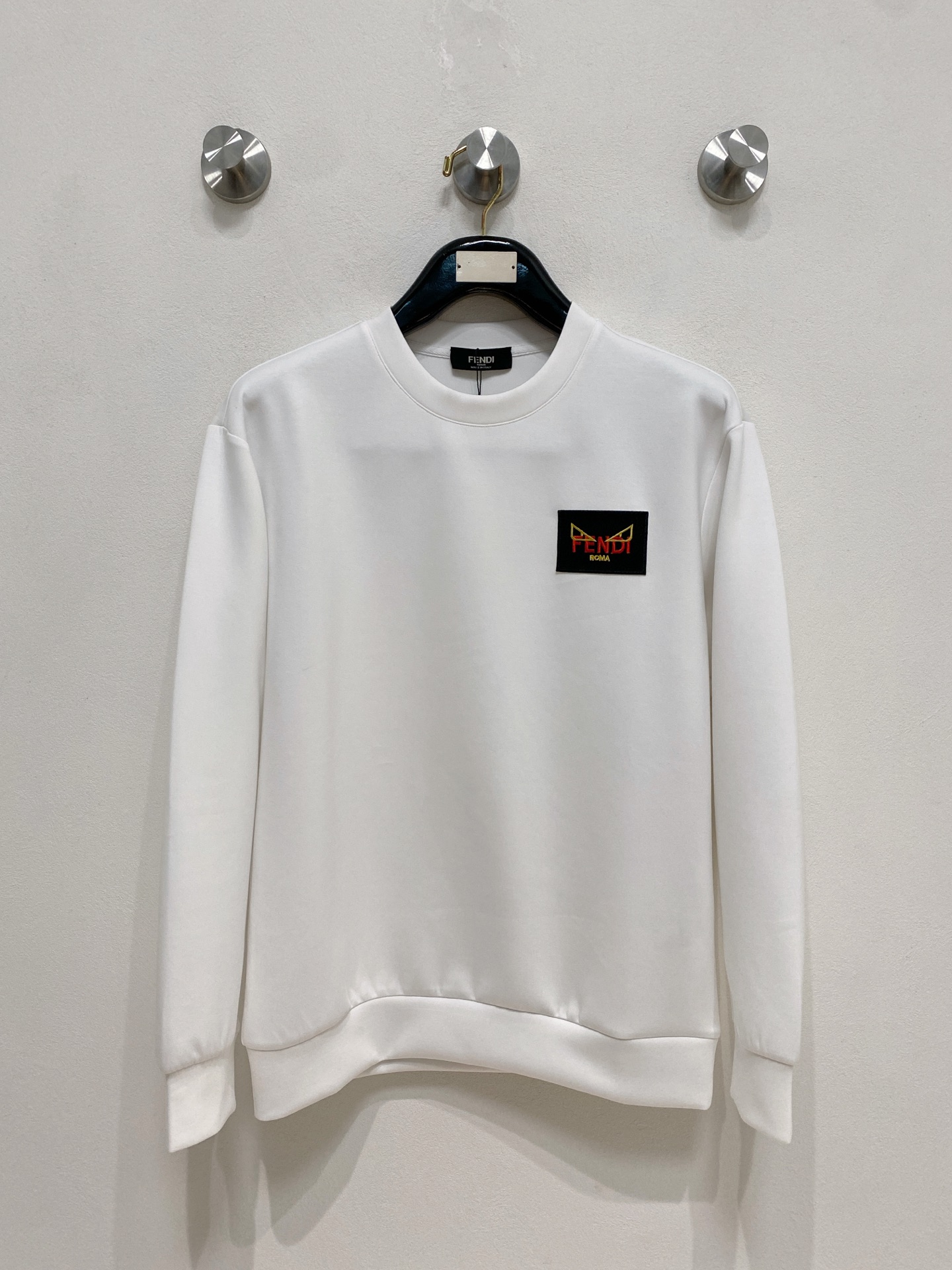 NO:570545,Fendi 2025 Autumn and Winter Men's Letter Logo Pullover Space Cotton Sweatshirt Classic OS version, simple yet stylish. Daily sports and leisure business without pressure...Customer-supplied space knitted cotton, made through a micro-knitting three-dimensional process, the inside is as neat as scales, super texture, breathable and comfortable, the details and soft touch are invincible, the first choice for wearing alone! Color White/Black  Size XS/S/M/L,,fendi,hoodie,sweatshirts,alexander wang19860909芬迪 2025秋冬男士字母标识套头太空棉卫衣 经典OS版型,简约而不失格调.日常运动休闲商务毫无压力... 客供太空针织棉,经由微型针织立体工艺过程制作,内里鳞甲般工整,质感超强,透气舒适,细节感和触感柔更是无敌,单穿内搭首选! 颜色白色/黑色 尺码XS/S/M/L,,fendi,hoodie,sweatshirts,alexander wang,Men's clothing