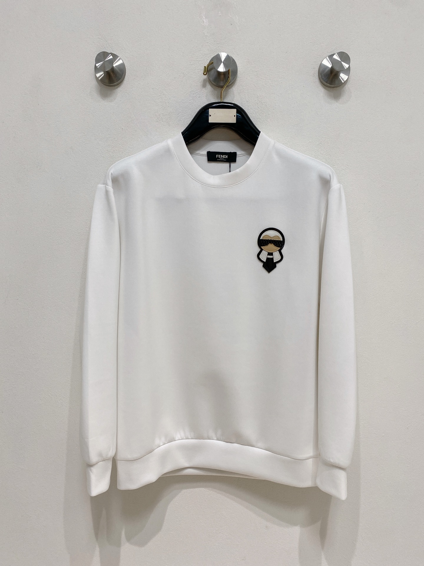 NO:570536,Fendi 2025 Autumn and Winter Men's Letter Logo Pullover Space Cotton Sweatshirt Classic OS version, simple yet stylish. Daily sports and leisure business without pressure...Customer-supplied space knitted cotton, made through a micro-knitting three-dimensional process, the inside is as neat as scales, super texture, breathable and comfortable, the details and soft touch are invincible, the first choice for wearing alone! Color White/Black  Size XS/S/M/L,,fendi,hoodie,sweatshirts,alexander wang19860909芬迪 2025秋冬男士字母标识套头太空棉卫衣 经典OS版型,简约而不失格调.日常运动休闲商务毫无压力... 客供太空针织棉,经由微型针织立体工艺过程制作,内里鳞甲般工整,质感超强,透气舒适,细节感和触感柔更是无敌,单穿内搭首选! 颜色白色/黑色 尺码XS/S/M/L,,fendi,hoodie,sweatshirts,alexander wang,Men's clothing