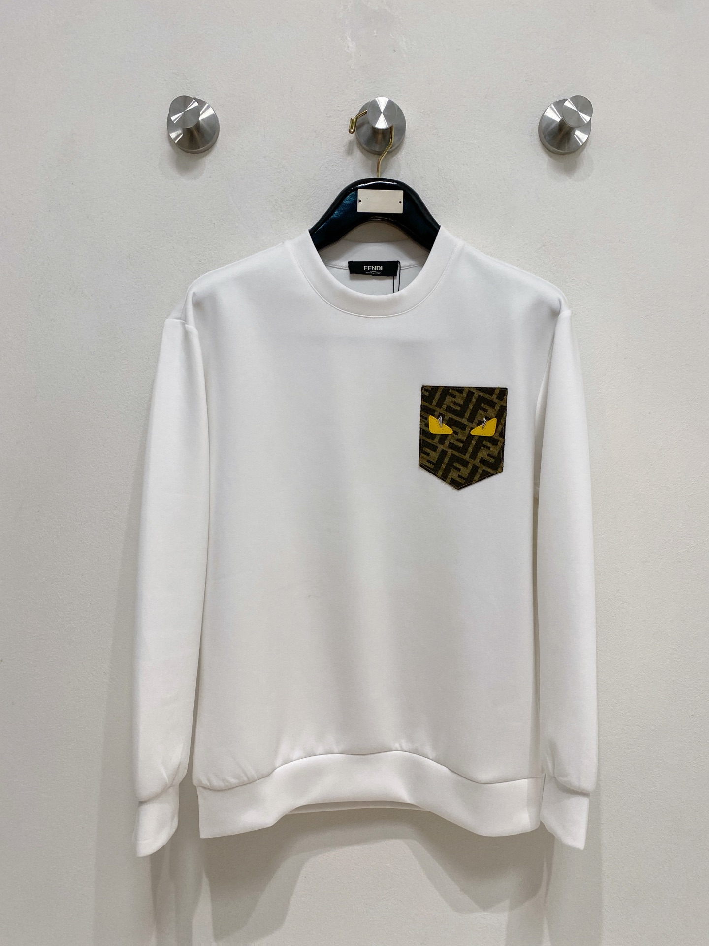 NO:570525,Fendi 2025 Autumn and Winter Men's Letter Logo Pullover Space Cotton Sweatshirt Classic OS version, simple yet stylish. Daily sports and leisure business without pressure...Customer-supplied space knitted cotton, made through a micro-knitting three-dimensional process, the inside is as neat as scales, super texture, breathable and comfortable, the details and soft touch are invincible, the first choice for wearing alone! Color White/Black  Size XS/S/M/L,,fendi,hoodie,sweatshirts,alexander wang19860909芬迪 2025秋冬男士字母标识套头太空棉卫衣 经典OS版型,简约而不失格调.日常运动休闲商务毫无压力... 客供太空针织棉,经由微型针织立体工艺过程制作,内里鳞甲般工整,质感超强,透气舒适,细节感和触感柔更是无敌,单穿内搭首选! 颜色白色/黑色 尺码XS/S/M/L,,fendi,hoodie,sweatshirts,alexander wang,Men's clothing