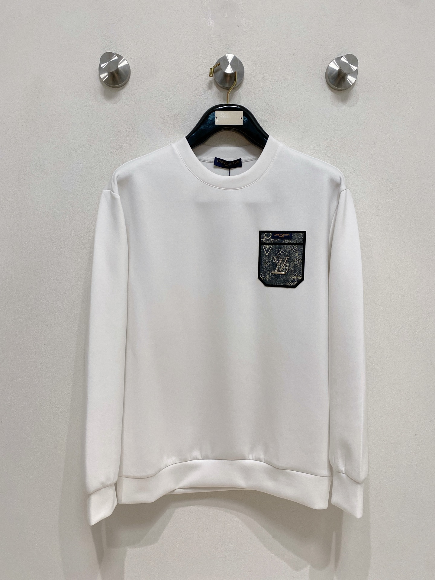 NO:571689,LV 2025 autumn and winter men's letter logo pullover space cotton sweatshirt. Classic OS version, simple yet stylish. Daily sports and leisure business without pressure...Customer-supplied space knitted cotton, made through micro-knitting three-dimensional process, the inside is as neat as scales, super texture, breathable and comfortable, the details and soft touch are invincible, the first choice for single wear and inner wear! Color white/black, size XS/S/M/L,, louis  vuitton,hoodie,sweatshirts,alexander wang19860909LV 2025秋冬男士字母标识套头太空棉卫衣 经典OS版型,简约而不失格调.日常运动休闲商务毫无压力... 客供太空针织棉,经由微型针织立体工艺过程制作,内里鳞甲般工整,质感超强,透气舒适,细节感和触感柔更是无敌,单穿内搭首选! 颜色白色/黑色 尺码XS/S/M/L,,louis vuitton,hoodie,sweatshirts,alexander wang,Men's clothing