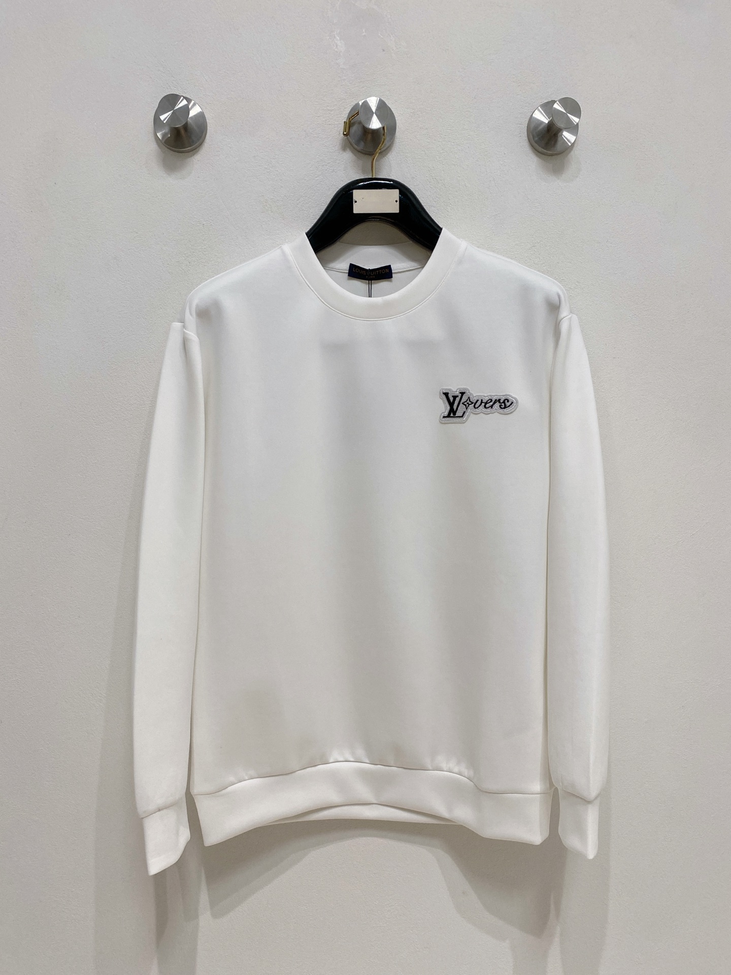 NO:571685,LV 2025 autumn and winter men's letter logo pullover space cotton sweatshirt. Classic OS version, simple yet stylish. Daily sports and leisure business without pressure...Customer-supplied space knitted cotton, made through micro-knitting three-dimensional process, the inside is as neat as scales, super texture, breathable and comfortable, the details and soft touch are invincible, the first choice for single wear and inner wear! Color white/black, size XS/S/M/L,, louis  vuitton,hoodie,sweatshirts,alexander wang19860909LV 2025秋冬男士字母标识套头太空棉卫衣 经典OS版型,简约而不失格调.日常运动休闲商务毫无压力... 客供太空针织棉,经由微型针织立体工艺过程制作,内里鳞甲般工整,质感超强,透气舒适,细节感和触感柔更是无敌,单穿内搭首选! 颜色白色/黑色 尺码XS/S/M/L,,louis vuitton,hoodie,sweatshirts,alexander wang,Men's clothing