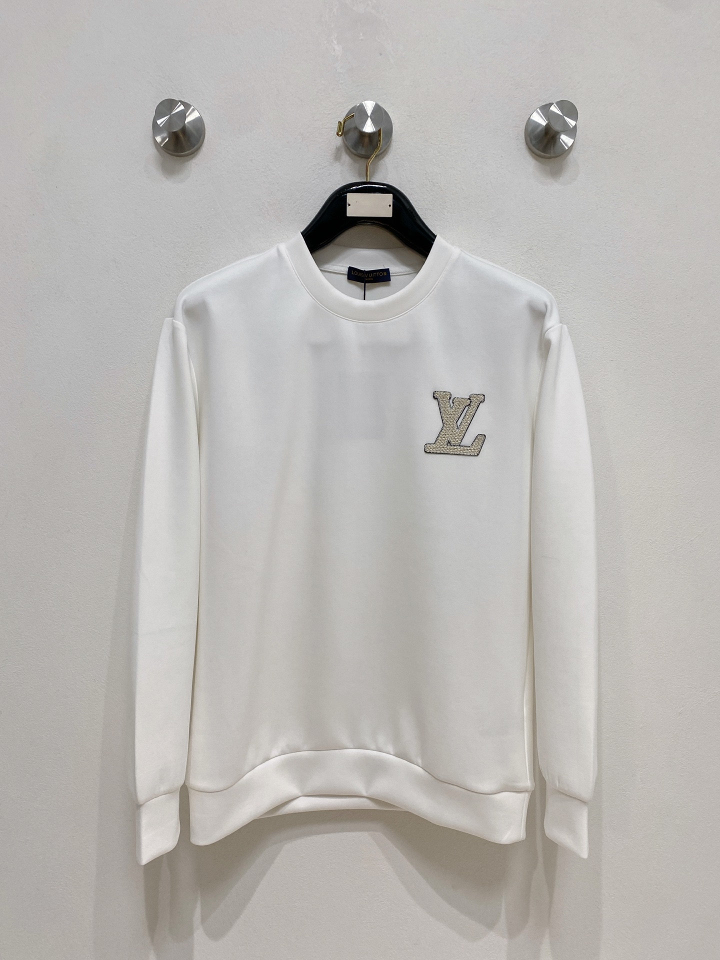 NO:571681,LV 2025 autumn and winter men's letter logo pullover space cotton sweatshirt. Classic OS version, simple yet stylish. Daily sports and leisure business without pressure...Customer-supplied space knitted cotton, made through micro-knitting three-dimensional process, the inside is as neat as scales, super texture, breathable and comfortable, the details and soft touch are invincible, the first choice for single wear and inner wear! Color white/black, size XS/S/M/L,, louis  vuitton,hoodie,sweatshirts,alexander wang19860909LV 2025秋冬男士字母标识套头太空棉卫衣 经典OS版型,简约而不失格调.日常运动休闲商务毫无压力... 客供太空针织棉,经由微型针织立体工艺过程制作,内里鳞甲般工整,质感超强,透气舒适,细节感和触感柔更是无敌,单穿内搭首选! 颜色白色/黑色 尺码XS/S/M/L,,louis vuitton,hoodie,sweatshirts,alexander wang,Men's clothing