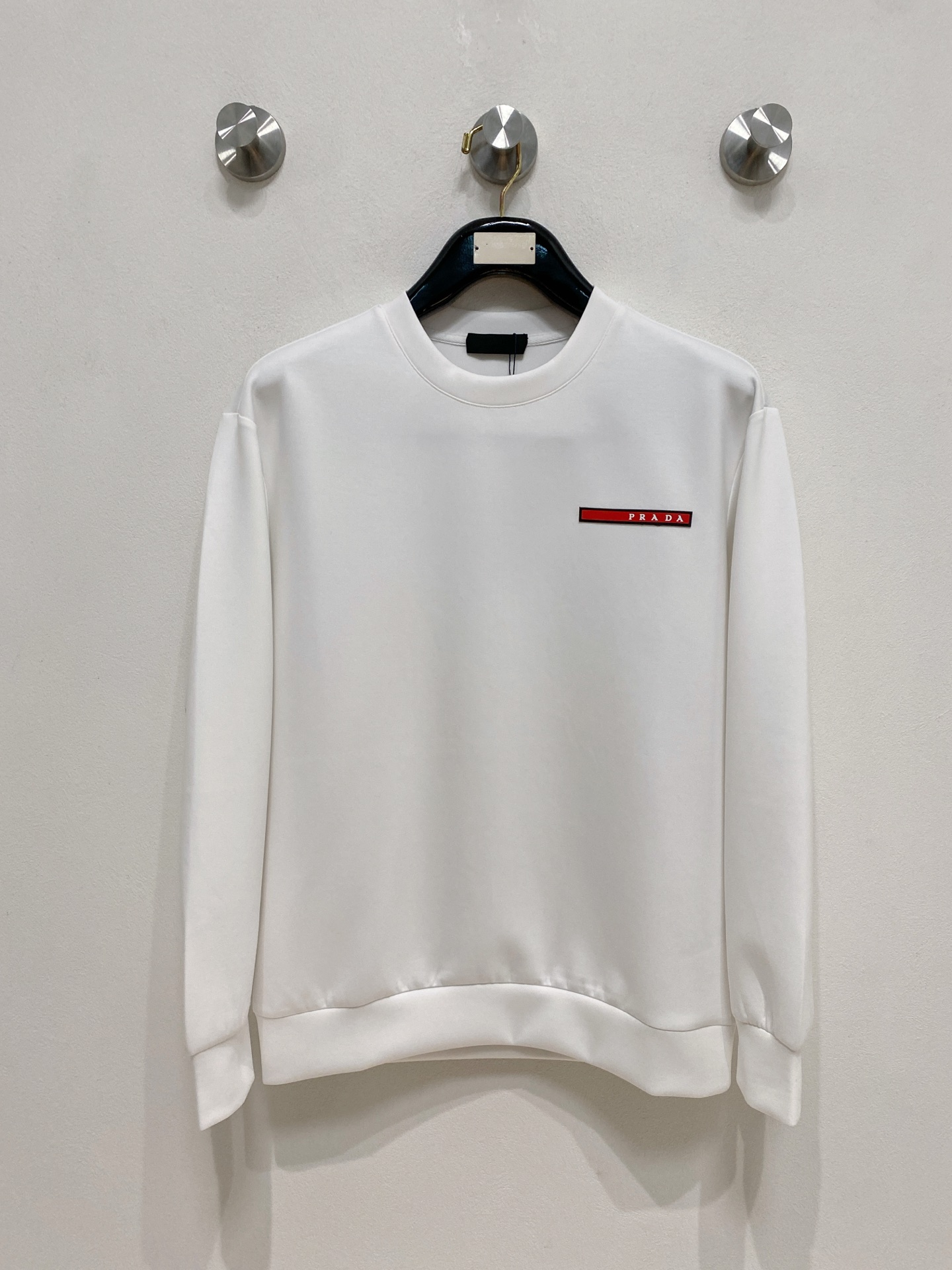 NO:571669,Prada 2025 Autumn and Winter Men's Letter Logo Pullover Space Cotton Sweatshirt Classic OS version, simple yet stylish. No pressure for daily sports, leisure and business...Customer-supplied space knitted cotton, made through a micro-knitting three-dimensional process. The inside is as neat as scales, with super texture, breathable and comfortable, and an invincible sense of detail and soft touch. It is the first choice for wearing alone! Color White/Black  Size XS/S/M/L,,prada,hoodie,sweatshirts,alexander wang19860909普拉达 2025秋冬男士字母标识套头太空棉卫衣 经典OS版型,简约而不失格调.日常运动休闲商务毫无压力... 客供太空针织棉,经由微型针织立体工艺过程制作,内里鳞甲般工整,质感超强,透气舒适,细节感和触感柔更是无敌,单穿内搭首选! 颜色白色/黑色 尺码XS/S/M/L,,prada,hoodie,sweatshirts,alexander wang,Men's clothing