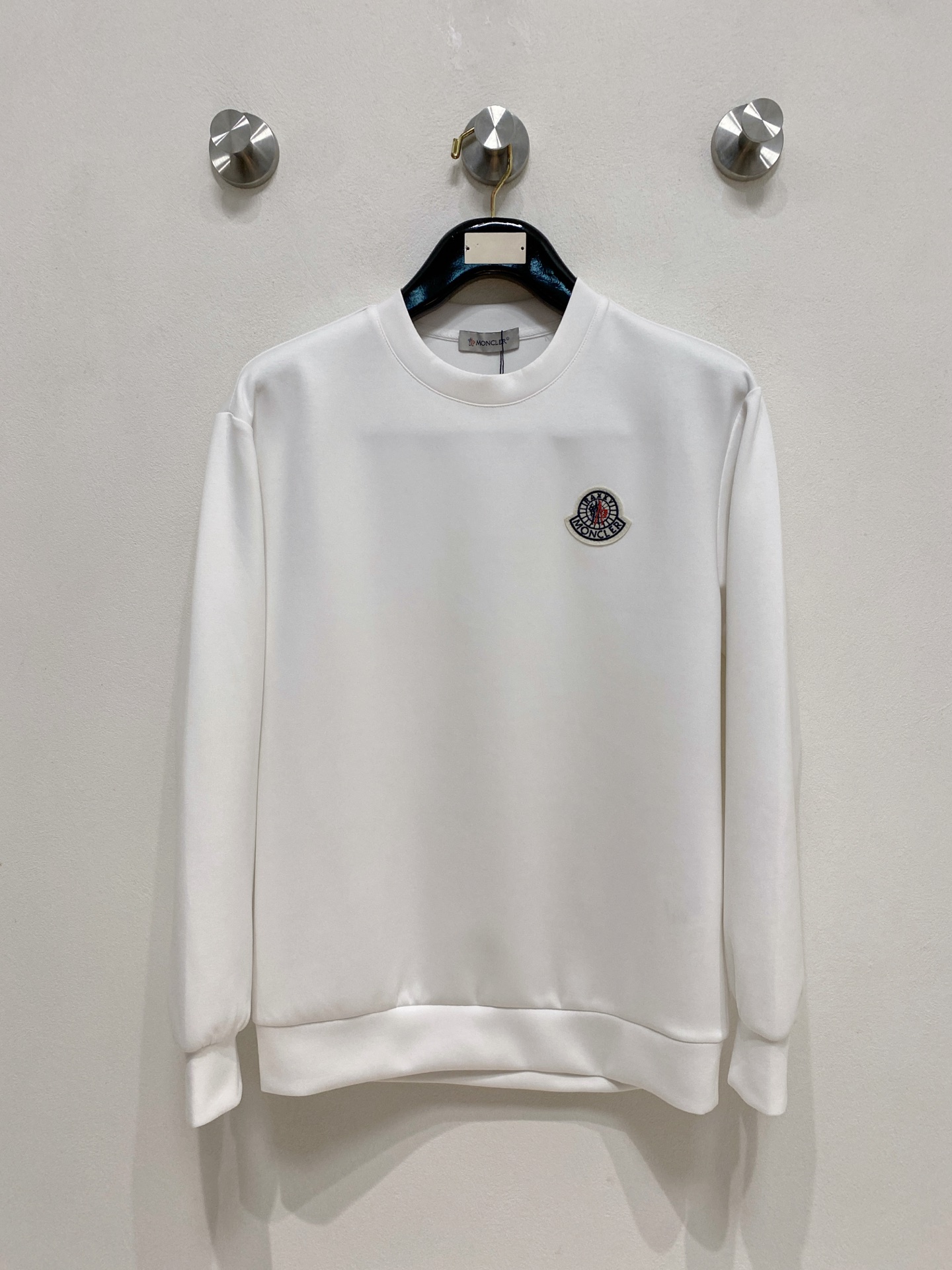 NO:570633,Meng Mouth 2025 Autumn and Winter Men's Letter Logo Pullover Space Cotton Sweatshirt Classic OS version, simple yet stylish. Daily sports and leisure business without pressure...Customer-supplied space knitted cotton, made through a micro-knitting three-dimensional process, the inside is as neat as scales, super texture, breathable and comfortable, the details and soft touch are invincible, the first choice for wearing alone! Color White/Black  Size XS/S/M/L,,Moncler,hoodie,sweatshirts,alexander wang19860909蒙口 2025秋冬男士字母标识套头太空棉卫衣 经典OS版型,简约而不失格调.日常运动休闲商务毫无压力... 客供太空针织棉,经由微型针织立体工艺过程制作,内里鳞甲般工整,质感超强,透气舒适,细节感和触感柔更是无敌,单穿内搭首选! 颜色白色/黑色 尺码XS/S/M/L,,Moncler,hoodie,sweatshirts,alexander wang,Men's clothing