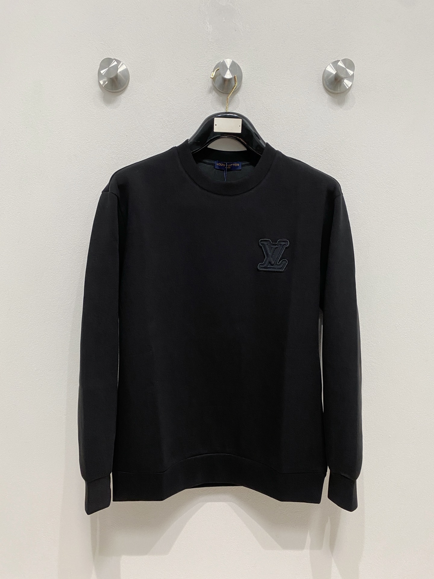 NO:570592,LV 2025 autumn and winter men's letter logo pullover space cotton sweatshirt. Classic OS version, simple yet stylish. Daily sports and leisure business without pressure...Customer-supplied space knitted cotton, made through micro-knitting three-dimensional process, the inside is as neat as scales, super texture, breathable and comfortable, the details and soft touch are invincible, the first choice for single wear and inner wear! Color white/black, size XS/S/M/L,, louis  vuitton,hoodie,sweatshirts,alexander wang19860909LV 2025秋冬男士字母标识套头太空棉卫衣 经典OS版型,简约而不失格调.日常运动休闲商务毫无压力... 客供太空针织棉,经由微型针织立体工艺过程制作,内里鳞甲般工整,质感超强,透气舒适,细节感和触感柔更是无敌,单穿内搭首选! 颜色白色/黑色 尺码XS/S/M/L,,louis vuitton,hoodie,sweatshirts,alexander wang,Men's clothing