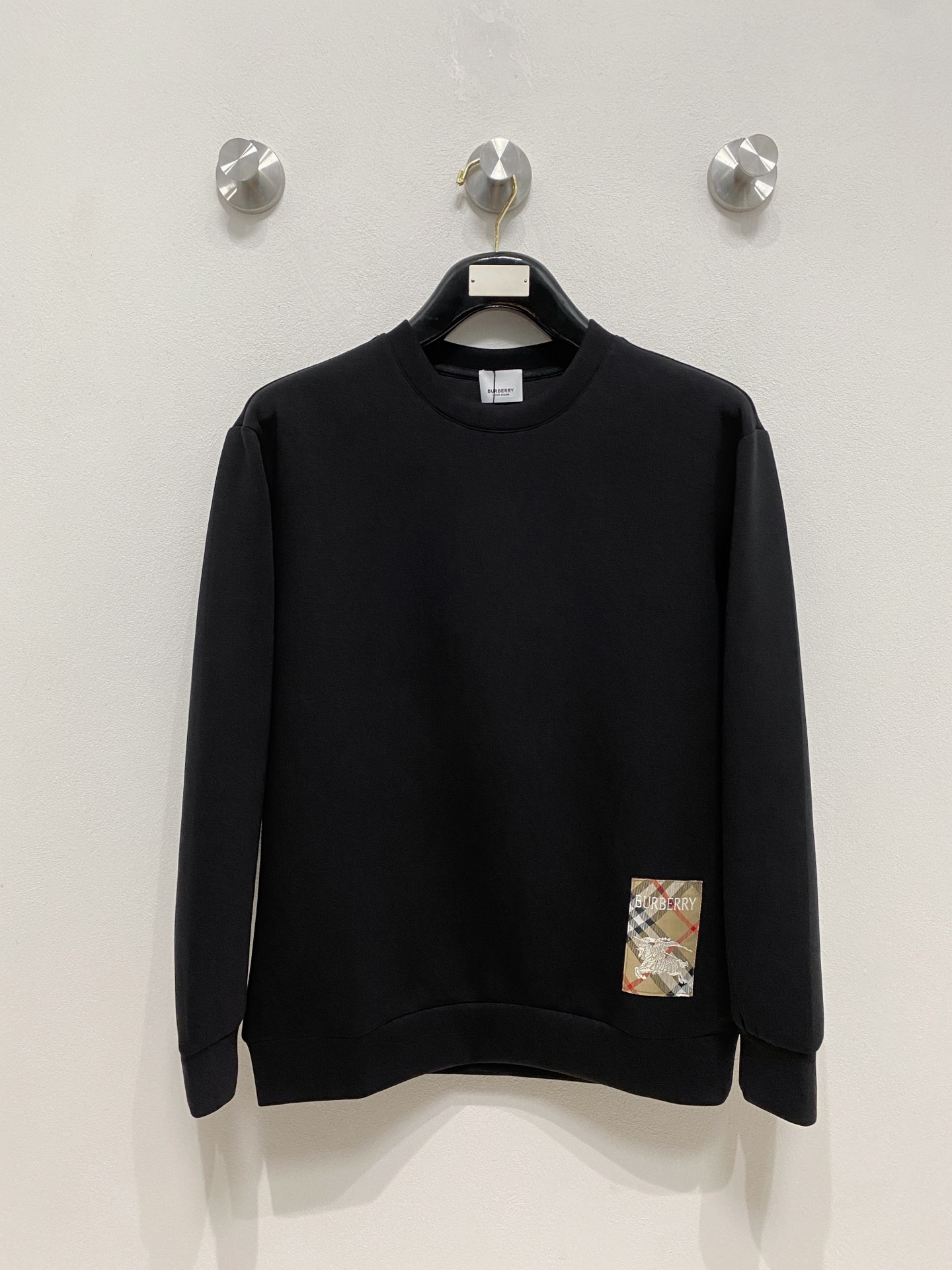 NO:570602,Burberry 2025 Autumn and Winter Men's Letter Logo Pullover Space Cotton Sweatshirt Classic OS version, simple yet stylish. Daily sports and leisure business without pressure...Customer-supplied space knitted cotton, made through a micro-knitting three-dimensional process, the inside is as neat as scales, super texture, breathable and comfortable, the details and soft touch are invincible, the first choice for wearing alone! Color White/Black  Size XS/S/M/L,,burberry,hoodie,sweatshirts,alexander wang19860909巴宝莉 2025秋冬男士字母标识套头太空棉卫衣 经典OS版型,简约而不失格调.日常运动休闲商务毫无压力... 客供太空针织棉,经由微型针织立体工艺过程制作,内里鳞甲般工整,质感超强,透气舒适,细节感和触感柔更是无敌,单穿内搭首选! 颜色白色/黑色 尺码XS/S/M/L,,burberry,hoodie,sweatshirts,alexander wang,Men's clothing