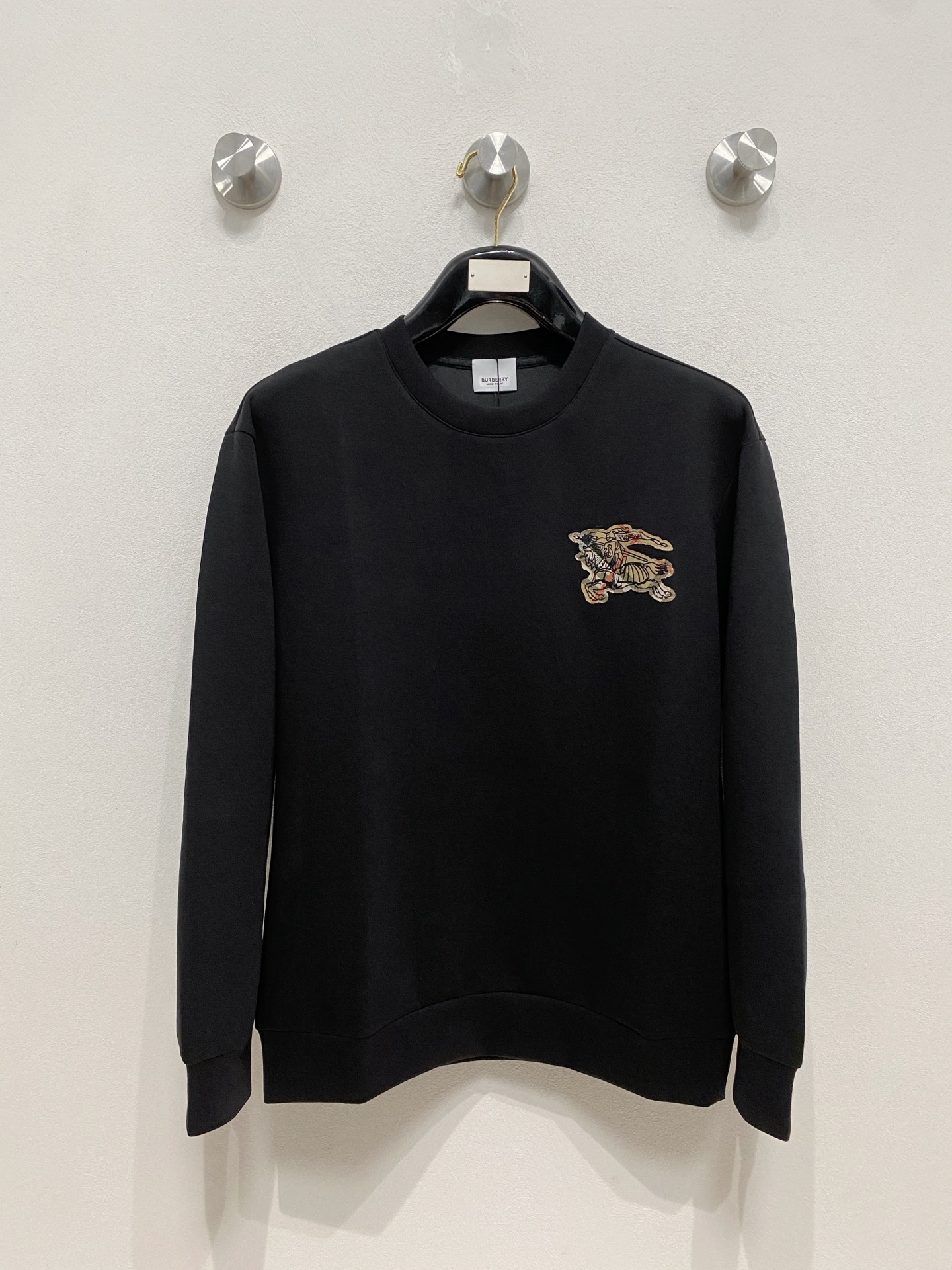 NO:570591,Burberry 2025 Autumn and Winter Men's Letter Logo Pullover Space Cotton Sweatshirt Classic OS version, simple yet stylish. Daily sports and leisure business without pressure...Customer-supplied space knitted cotton, made through a micro-knitting three-dimensional process, the inside is as neat as scales, super texture, breathable and comfortable, the details and soft touch are invincible, the first choice for wearing alone! Color White/Black  Size XS/S/M/L,,burberry,hoodie,sweatshirts,alexander wang19860909巴宝莉 2025秋冬男士字母标识套头太空棉卫衣 经典OS版型,简约而不失格调.日常运动休闲商务毫无压力... 客供太空针织棉,经由微型针织立体工艺过程制作,内里鳞甲般工整,质感超强,透气舒适,细节感和触感柔更是无敌,单穿内搭首选! 颜色白色/黑色 尺码XS/S/M/L,,burberry,hoodie,sweatshirts,alexander wang,Men's clothing