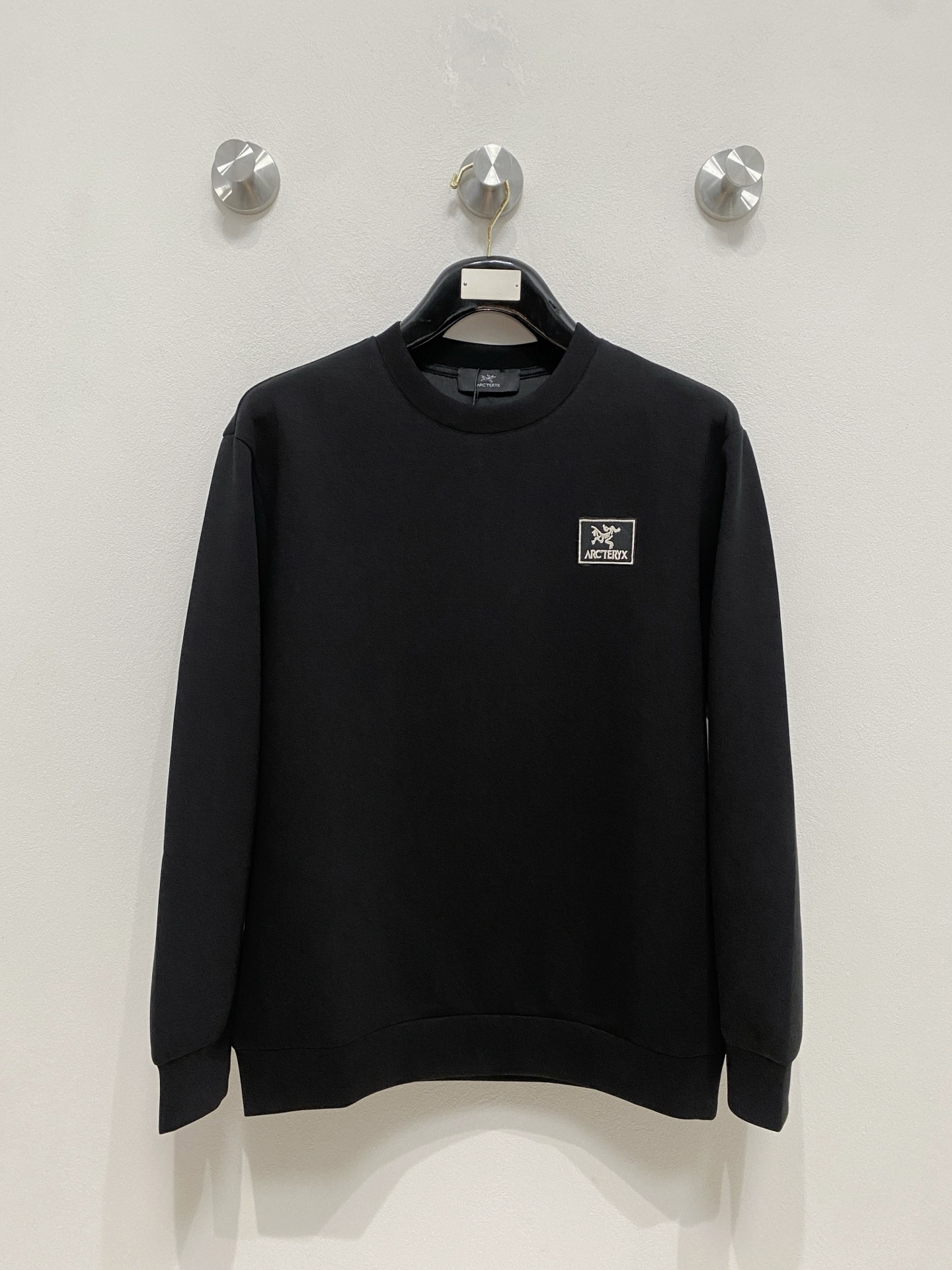 NO:570611,Arc'teryx 2025 Autumn and Winter Men's Letter Logo Pullover Space Cotton Sweatshirt Classic OS version, simple yet stylish. Daily sports and leisure business without pressure...Customer-supplied space knitted cotton, made through a micro-knitting three-dimensional process, the inner lining is as neat as scales, super texture, breathable and comfortable, the details and soft touch are invincible, the first choice for single wear and inner wear! Color White/Black  Size XS/S/M/L,arc'teryx,hoodie,sweatshirts,alexander wang19860909始祖鸟 2025秋冬男士字母标识套头太空棉卫衣 经典OS版型,简约而不失格调.日常运动休闲商务毫无压力... 客供太空针织棉,经由微型针织立体工艺过程制作,内里鳞甲般工整,质感超强,透气舒适,细节感和触感柔更是无敌,单穿内搭首选! 颜色白色/黑色 尺码XS/S/M/L,arc'teryx,hoodie,sweatshirts,alexander wang,Men's clothing