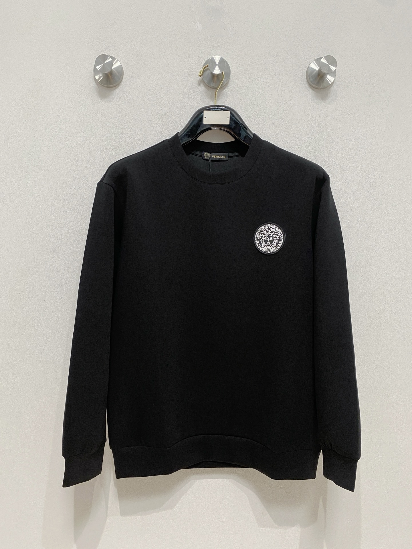 NO:571661,Versace 2025 Autumn and Winter Men's Letter Logo Pullover Space Cotton Sweatshirt Classic OS version, simple yet stylish. Daily sports and leisure business without pressure...Customer-supplied space knitted cotton, made through a micro-knitting three-dimensional process, the inside is as neat as scales, super texture, breathable and comfortable, the details and soft touch are invincible, the first choice for single wear and inner wear! Color White/Black  Size XS/S/M/L,,versace,hoodie,sweatshirts,alexander wang19860909范思哲 2025秋冬男士字母标识套头太空棉卫衣 经典OS版型,简约而不失格调.日常运动休闲商务毫无压力... 客供太空针织棉,经由微型针织立体工艺过程制作,内里鳞甲般工整,质感超强,透气舒适,细节感和触感柔更是无敌,单穿内搭首选! 颜色白色/黑色 尺码XS/S/M/L,,versace,hoodie,sweatshirts,alexander wang,Men's clothing