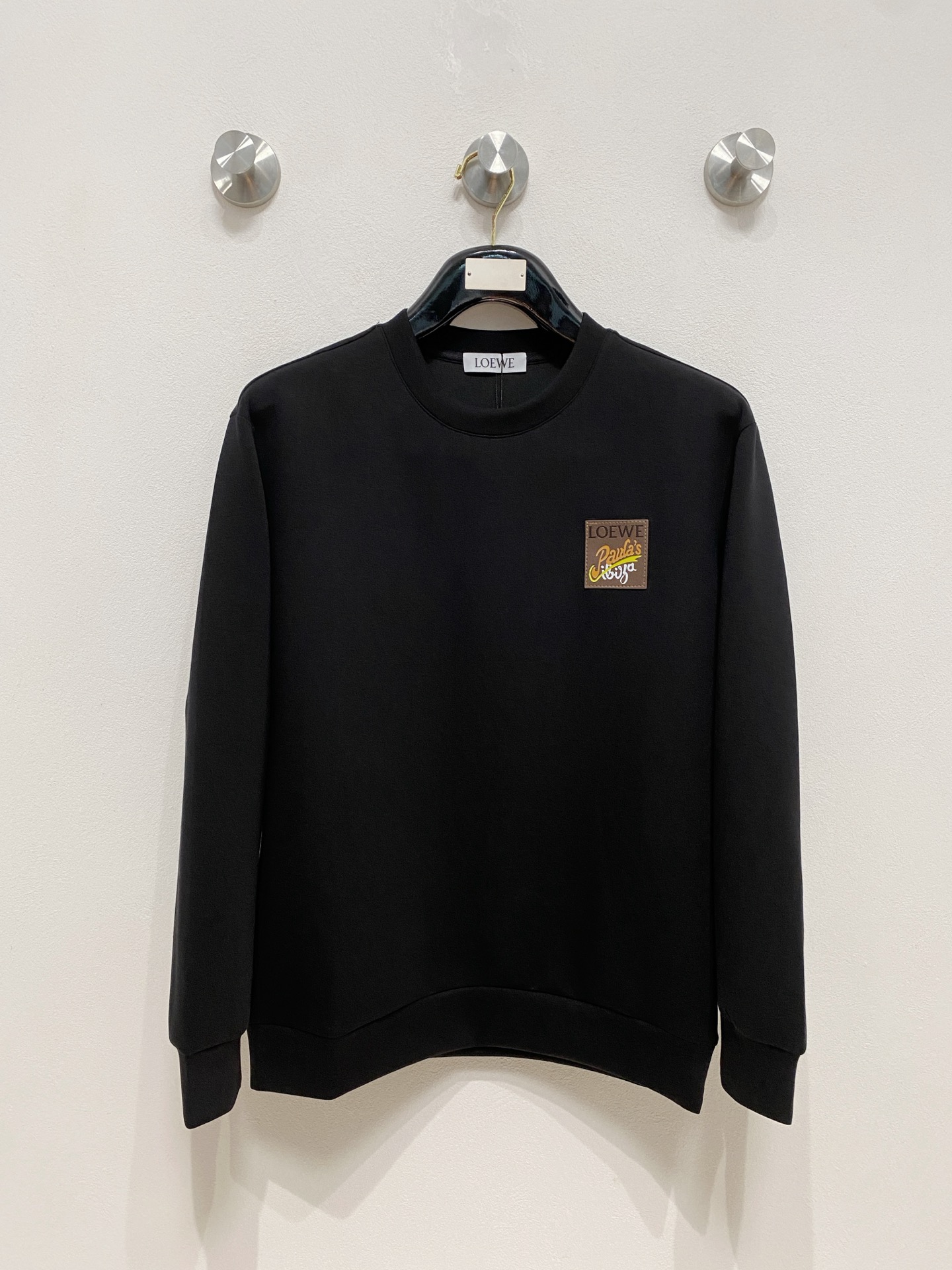 NO:571657,Loewe 2025 Autumn and Winter Men's Letter Logo Pullover Space Cotton Sweatshirt Classic OS version, simple yet stylish. Daily sports and leisure business without pressure...Customer-supplied space knitted cotton, made through a micro-knitting three-dimensional process, the inside is as neat as scales, super texture, breathable and comfortable, the details and soft touch are invincible, the first choice for wearing alone! Color White/Black  Size XS/S/M/L,,loewe,hoodie,sweatshirts,alexander wang19860909罗意威 2025秋冬男士字母标识套头太空棉卫衣 经典OS版型,简约而不失格调.日常运动休闲商务毫无压力... 客供太空针织棉,经由微型针织立体工艺过程制作,内里鳞甲般工整,质感超强,透气舒适,细节感和触感柔更是无敌,单穿内搭首选! 颜色白色/黑色 尺码XS/S/M/L,,loewe,hoodie,sweatshirts,alexander wang,Men's clothing