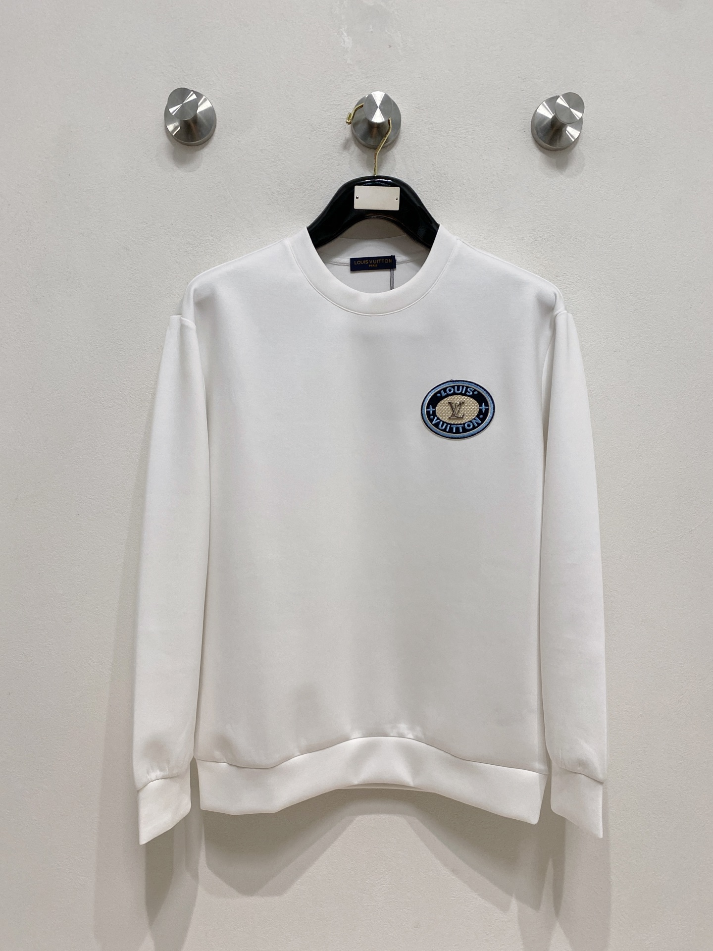 NO:570601,LV 2025 autumn and winter men's letter logo pullover space cotton sweatshirt. Classic OS version, simple yet stylish. Daily sports and leisure business without pressure...Customer-supplied space knitted cotton, made through micro-knitting three-dimensional process, the inside is as neat as scales, super texture, breathable and comfortable, the details and soft touch are invincible, the first choice for single wear and inner wear! Color white/black, size XS/S/M/L,, louis  vuitton,hoodie,sweatshirts,alexander wang19860909LV 2025秋冬男士字母标识套头太空棉卫衣 经典OS版型,简约而不失格调.日常运动休闲商务毫无压力... 客供太空针织棉,经由微型针织立体工艺过程制作,内里鳞甲般工整,质感超强,透气舒适,细节感和触感柔更是无敌,单穿内搭首选! 颜色白色/黑色 尺码XS/S/M/L,,louis vuitton,hoodie,sweatshirts,alexander wang,Men's clothing