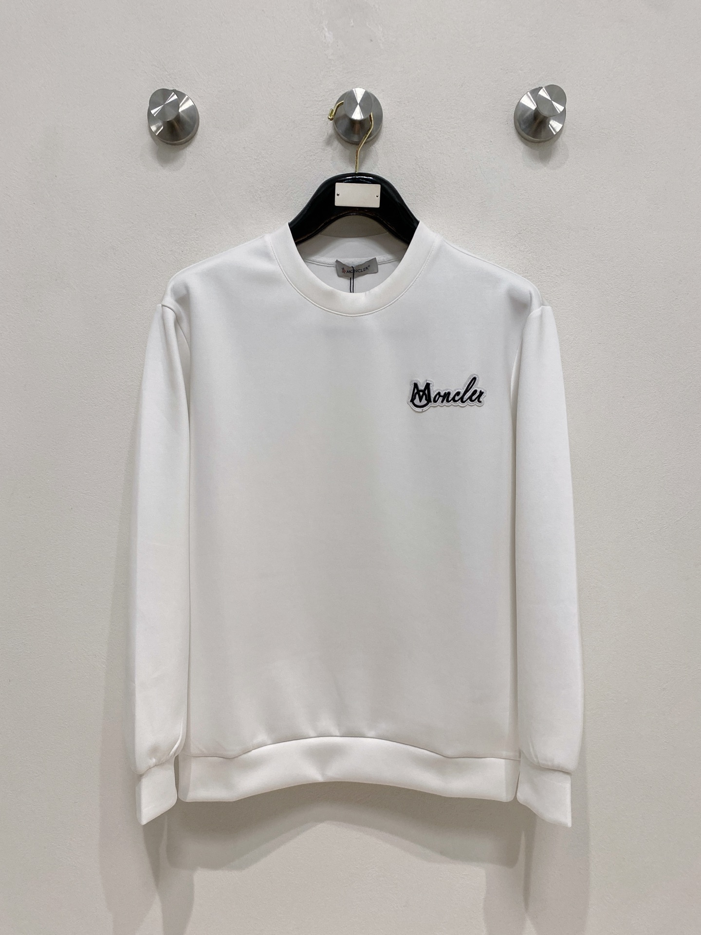 NO:570621,Meng Mouth 2025 Autumn and Winter Men's Letter Logo Pullover Space Cotton Sweatshirt Classic OS version, simple yet stylish. Daily sports and leisure business without pressure...Customer-supplied space knitted cotton, made through a micro-knitting three-dimensional process, the inside is as neat as scales, super texture, breathable and comfortable, the details and soft touch are invincible, the first choice for wearing alone! Color White/Black  Size XS/S/M/L,,Moncler,hoodie,sweatshirts,alexander wang19860909蒙口 2025秋冬男士字母标识套头太空棉卫衣 经典OS版型,简约而不失格调.日常运动休闲商务毫无压力... 客供太空针织棉,经由微型针织立体工艺过程制作,内里鳞甲般工整,质感超强,透气舒适,细节感和触感柔更是无敌,单穿内搭首选! 颜色白色/黑色 尺码XS/S/M/L,,Moncler,hoodie,sweatshirts,alexander wang,Men's clothing