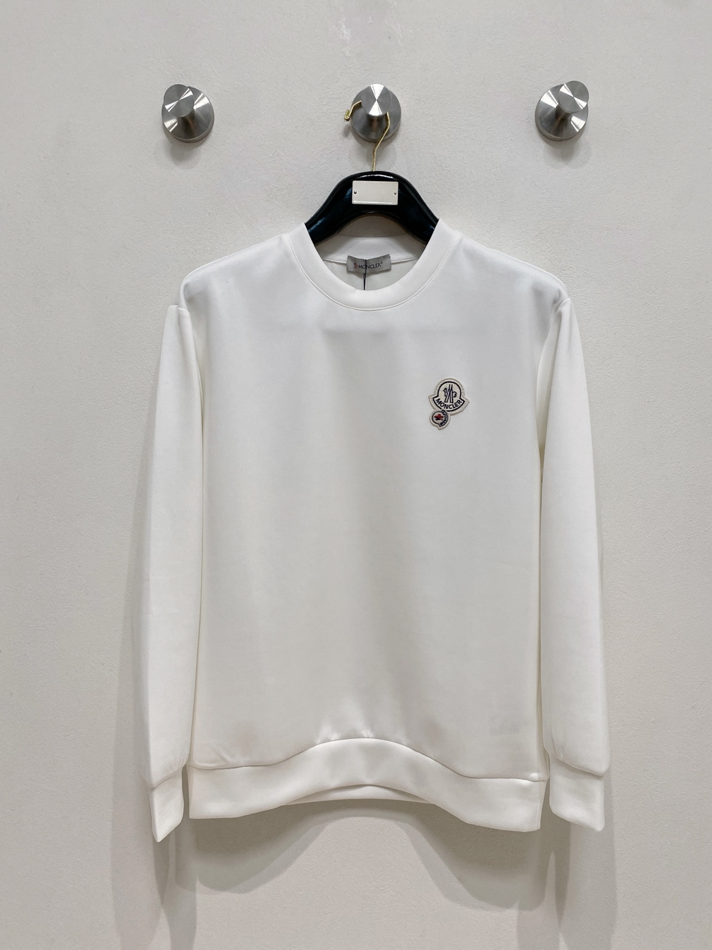 NO:571654,Meng Mouth 2025 Autumn and Winter Men's Letter Logo Pullover Space Cotton Sweatshirt Classic OS version, simple yet stylish. Daily sports and leisure business without pressure...Customer-supplied space knitted cotton, made through a micro-knitting three-dimensional process, the inside is as neat as scales, super texture, breathable and comfortable, the details and soft touch are invincible, the first choice for wearing alone! Color White/Black  Size XS/S/M/L,,Moncler,hoodie,sweatshirts,alexander wang19860909蒙口 2025秋冬男士字母标识套头太空棉卫衣 经典OS版型,简约而不失格调.日常运动休闲商务毫无压力... 客供太空针织棉,经由微型针织立体工艺过程制作,内里鳞甲般工整,质感超强,透气舒适,细节感和触感柔更是无敌,单穿内搭首选! 颜色白色/黑色 尺码XS/S/M/L,,Moncler,hoodie,sweatshirts,alexander wang,Men's clothing