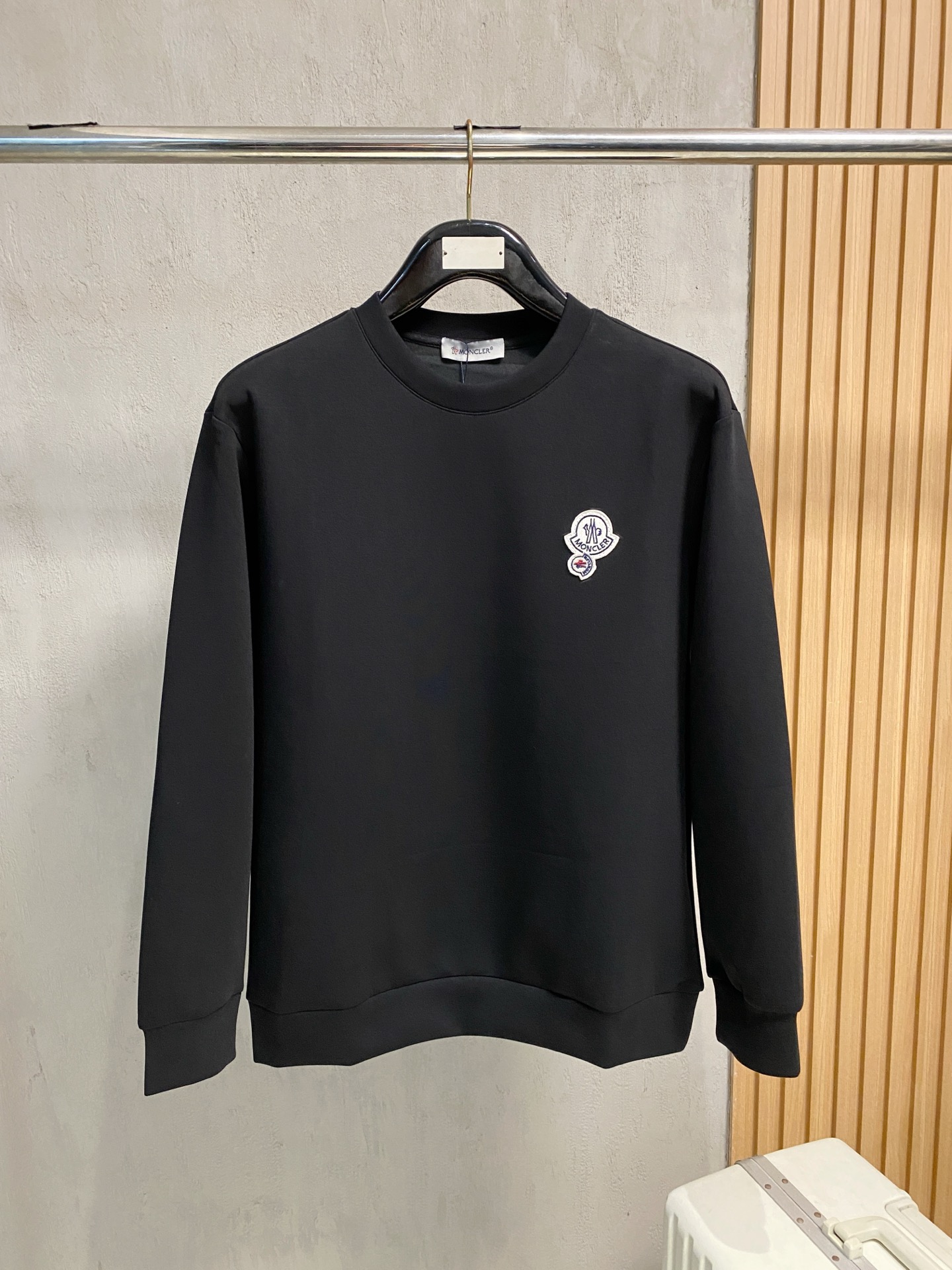 NO:566535,Meng Mouth 2025 Autumn and Winter Men's Letter Logo Pullover Space Cotton Sweatshirt Classic OS version, simple yet stylish. Daily sports and leisure business without pressure...Customer-supplied space knitted cotton, made through a micro-knitting three-dimensional process, the inside is as neat as scales, super texture, breathable and comfortable, the details and soft touch are invincible, the first choice for wearing alone! Color White/Black  Size XS/S/M/L,,Moncler,hoodie,sweatshirts,alexander wang19860909蒙口 2025秋冬男士字母标识套头太空棉卫衣 经典OS版型,简约而不失格调.日常运动休闲商务毫无压力... 客供太空针织棉,经由微型针织立体工艺过程制作,内里鳞甲般工整,质感超强,透气舒适,细节感和触感柔更是无敌,单穿内搭首选! 颜色白色/黑色 尺码XS/S/M/L,,Moncler,hoodie,sweatshirts,alexander wang,Men's clothing