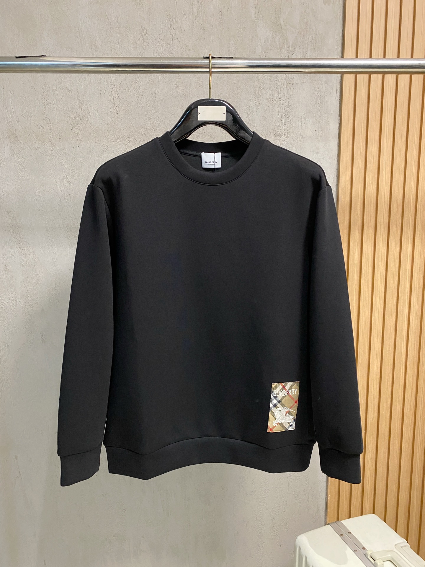 NO:566508,Burberry 2025 Autumn and Winter Men's Letter Logo Pullover Space Cotton Sweatshirt Classic OS version, simple yet stylish. Daily sports and leisure business without pressure...Customer-supplied space knitted cotton, made through a micro-knitting three-dimensional process, the inside is as neat as scales, super texture, breathable and comfortable, the details and soft touch are invincible, the first choice for wearing alone! Color White/Black  Size XS/S/M/L,,burberry,hoodie,sweatshirts,alexander wang19860909巴宝莉 2025秋冬男士字母标识套头太空棉卫衣 经典OS版型,简约而不失格调.日常运动休闲商务毫无压力... 客供太空针织棉,经由微型针织立体工艺过程制作,内里鳞甲般工整,质感超强,透气舒适,细节感和触感柔更是无敌,单穿内搭首选! 颜色白色/黑色 尺码XS/S/M/L,,burberry,hoodie,sweatshirts,alexander wang,Men's clothing