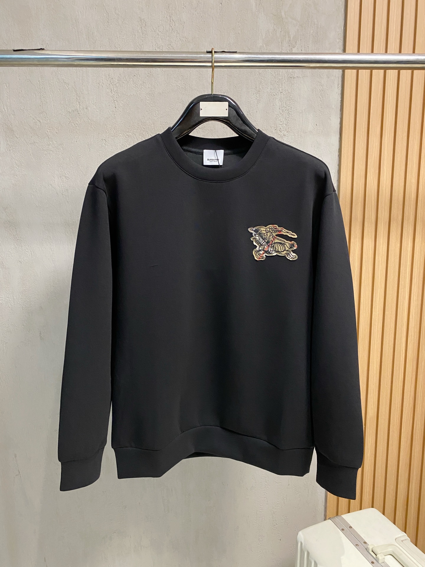 NO:566518,Burberry 2025 Autumn and Winter Men's Letter Logo Pullover Space Cotton Sweatshirt Classic OS version, simple yet stylish. Daily sports and leisure business without pressure...Customer-supplied space knitted cotton, made through a micro-knitting three-dimensional process, the inside is as neat as scales, super texture, breathable and comfortable, the details and soft touch are invincible, the first choice for wearing alone! Color White/Black  Size XS/S/M/L,,burberry,hoodie,sweatshirts,alexander wang19860909巴宝莉 2025秋冬男士字母标识套头太空棉卫衣 经典OS版型,简约而不失格调.日常运动休闲商务毫无压力... 客供太空针织棉,经由微型针织立体工艺过程制作,内里鳞甲般工整,质感超强,透气舒适,细节感和触感柔更是无敌,单穿内搭首选! 颜色白色/黑色 尺码XS/S/M/L,,burberry,hoodie,sweatshirts,alexander wang,Men's clothing