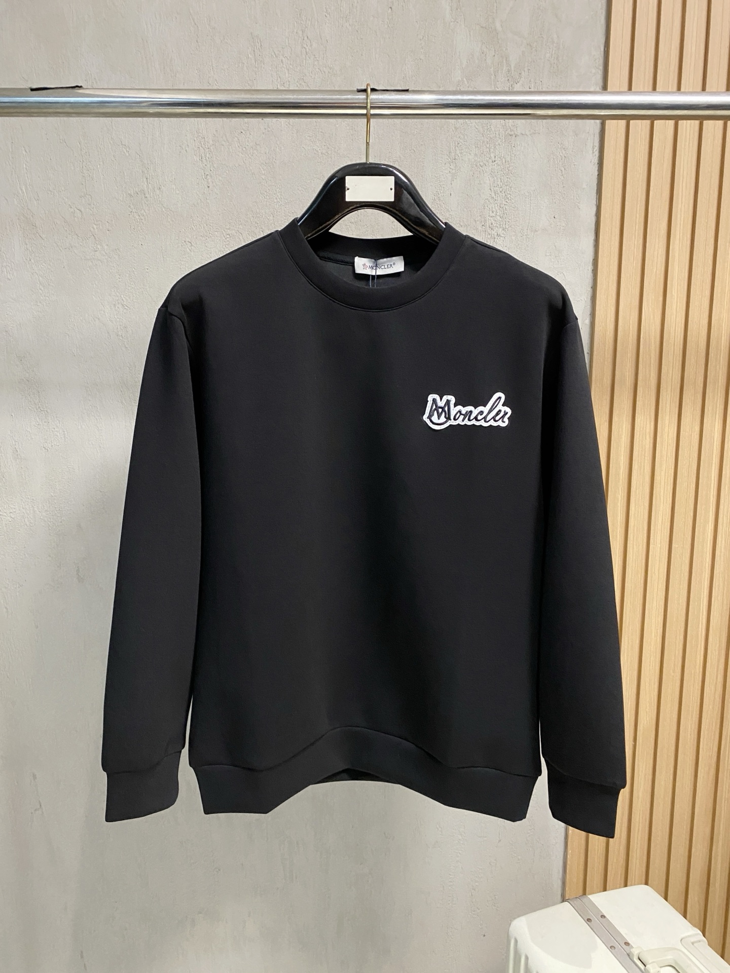 NO:685345,Meng Mouth 2025 Autumn and Winter Men's Letter Logo Pullover Space Cotton Sweatshirt Classic OS version, simple yet stylish. Daily sports and leisure business without pressure...Customer-supplied space knitted cotton, made through a micro-knitting three-dimensional process, the inside is as neat as scales, super texture, breathable and comfortable, the details and soft touch are invincible, the first choice for wearing alone! Color White/Black  Size XS/S/M/L,,Moncler,hoodie,sweatshirts,19860909蒙口 2025秋冬男士字母标识套头太空棉卫衣 经典OS版型,简约而不失格调.日常运动休闲商务毫无压力... 客供太空针织棉,经由微型针织立体工艺过程制作,内里鳞甲般工整,质感超强,透气舒适,细节感和触感柔更是无敌,单穿内搭首选! 颜色白色/黑色 尺码XS/S/M/L,,Moncler,hoodie,sweatshirts,,Men's clothing