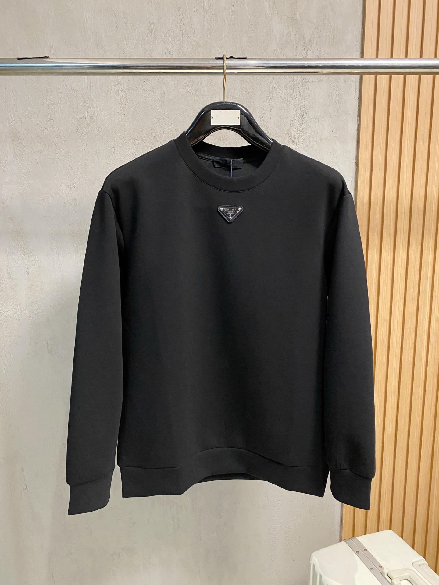 NO:566551,Prada 2025 Autumn and Winter Men's Letter Logo Pullover Space Cotton Sweatshirt Classic OS version, simple yet stylish. No pressure for daily sports, leisure and business...Customer-supplied space knitted cotton, made through a micro-knitting three-dimensional process. The inside is as neat as scales, with super texture, breathable and comfortable, and an invincible sense of detail and soft touch. It is the first choice for wearing alone! Color White/Black  Size XS/S/M/L,,prada,hoodie,sweatshirts,alexander wang19860909普拉达 2025秋冬男士字母标识套头太空棉卫衣 经典OS版型,简约而不失格调.日常运动休闲商务毫无压力... 客供太空针织棉,经由微型针织立体工艺过程制作,内里鳞甲般工整,质感超强,透气舒适,细节感和触感柔更是无敌,单穿内搭首选! 颜色白色/黑色 尺码XS/S/M/L,,prada,hoodie,sweatshirts,alexander wang,Men's clothing