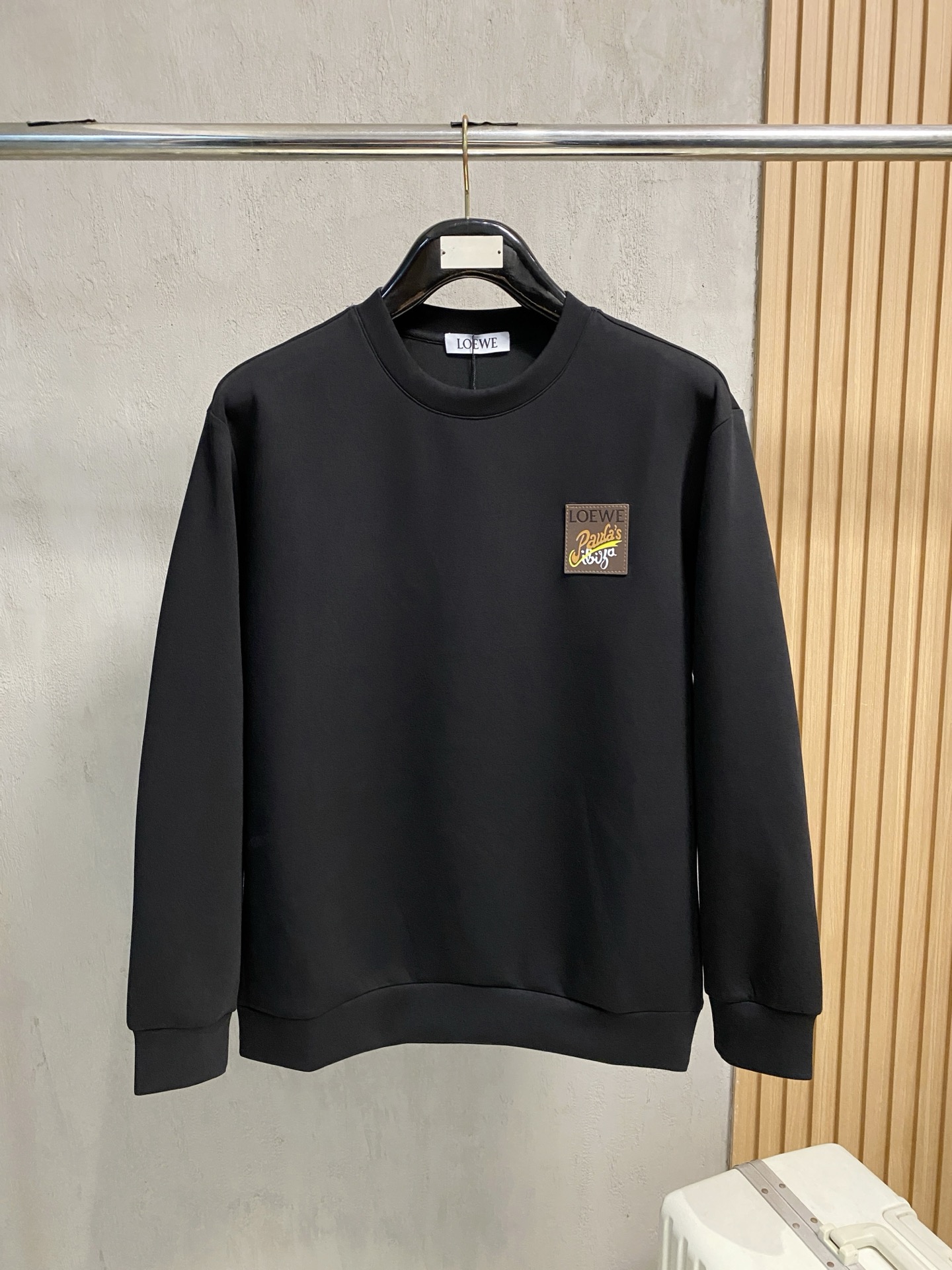 NO:566539,Loewe 2025 Autumn and Winter Men's Letter Logo Pullover Space Cotton Sweatshirt Classic OS version, simple yet stylish. Daily sports and leisure business without pressure...Customer-supplied space knitted cotton, made through a micro-knitting three-dimensional process, the inside is as neat as scales, super texture, breathable and comfortable, with an invincible sense of detail and soft touch. It is the first choice for single wear and inner wear! Color White/Black  Size XS/S/M/L,,loewe,hoodie,sweatshirts,alexander wang19860909罗意威 2025秋冬男士字母标识套头太空棉卫衣 经典OS版型,简约而不失格调.日常运动休闲商务毫无压力... 客供太空针织棉,经由微型针织立体工艺过程制作,内里鳞甲般工整,质感超强,透气舒适,细节感和触感柔更是无敌,单穿内搭首选! 颜色白色/黑色 尺码XS/S/M/L,,loewe,hoodie,sweatshirts,alexander wang,Men's clothing