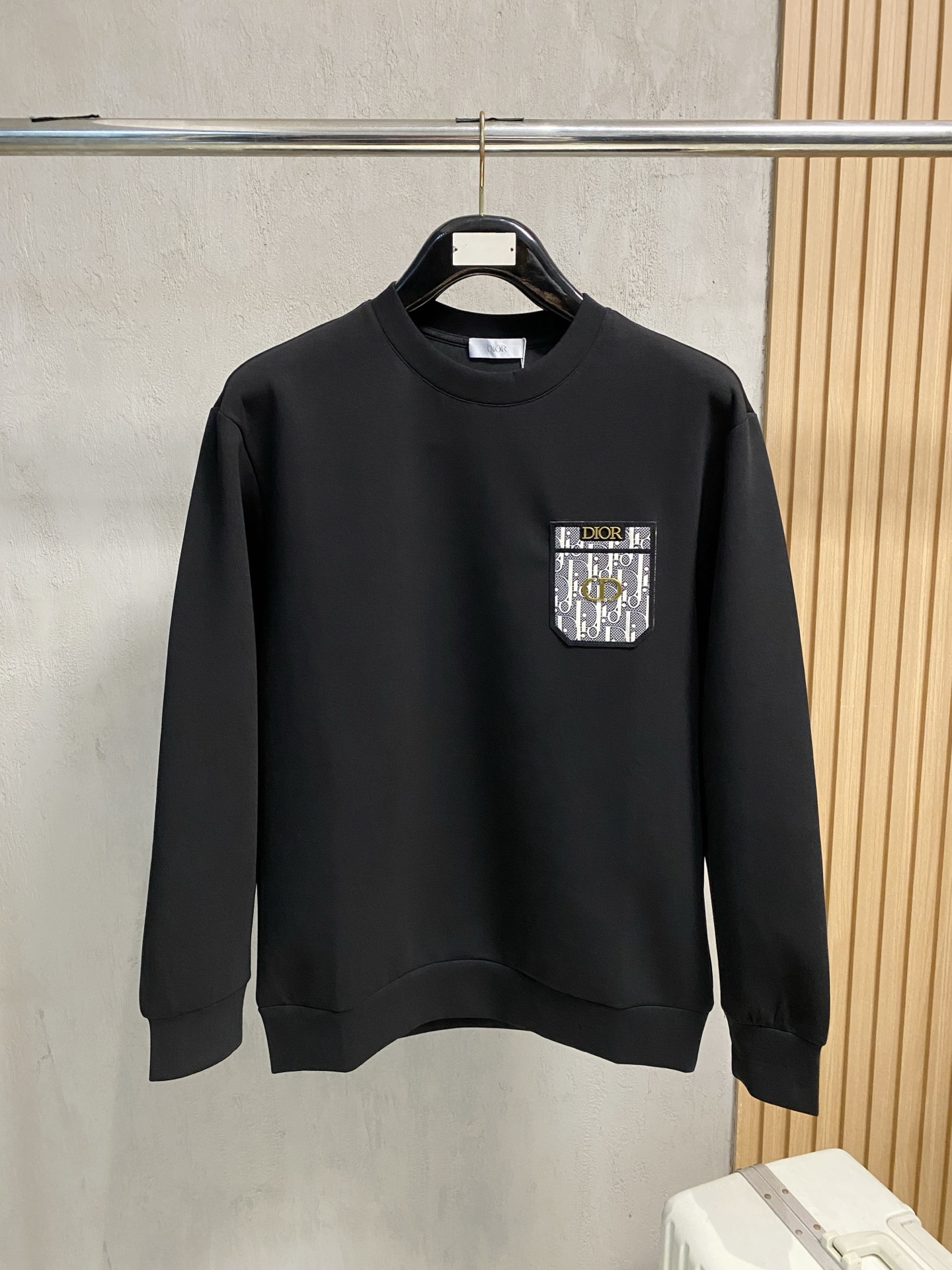 NO:566510,Dior 2025 Autumn and Winter Men's Letter Logo Pullover Space Cotton Sweatshirt Classic OS version, simple yet stylish. No pressure for daily sports, leisure and business...Customer-supplied space knitted cotton, made through a micro-knitting three-dimensional process, the inside is as neat as scales, has a super texture, is breathable and comfortable, and has an invincible sense of detail and soft touch. It is the first choice for wearing alone! Color White/Black  Size XS/S/M/L,,dior,hoodie,sweatshirts,alexander wang19860909迪奥 2025秋冬男士字母标识套头太空棉卫衣 经典OS版型,简约而不失格调.日常运动休闲商务毫无压力... 客供太空针织棉,经由微型针织立体工艺过程制作,内里鳞甲般工整,质感超强,透气舒适,细节感和触感柔更是无敌,单穿内搭首选! 颜色白色/黑色 尺码XS/S/M/L,,dior,hoodie,sweatshirts,alexander wang,Men's clothing