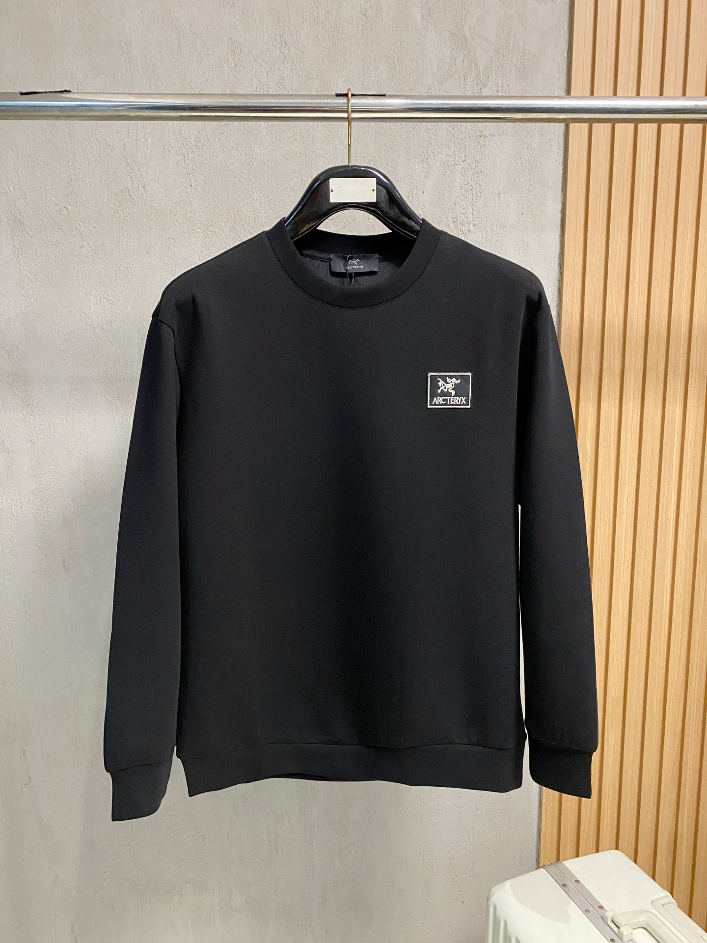 NO:566515,Arc'teryx 2025 Autumn and Winter Men's Letter Logo Pullover Space Cotton Sweatshirt Classic OS version, simple yet stylish. Daily sports and leisure business without pressure...Customer-supplied space knitted cotton, made through a micro-knitting three-dimensional process, the inner lining is as neat as scales, super texture, breathable and comfortable, the details and soft touch are invincible, the first choice for single wear and inner wear! Color White/Black  Size XS/S/M/L,arc'teryx,hoodie,sweatshirts,alexander wang19860909始祖鸟 2025秋冬男士字母标识套头太空棉卫衣 经典OS版型,简约而不失格调.日常运动休闲商务毫无压力... 客供太空针织棉,经由微型针织立体工艺过程制作,内里鳞甲般工整,质感超强,透气舒适,细节感和触感柔更是无敌,单穿内搭首选! 颜色白色/黑色 尺码XS/S/M/L,arc'teryx,hoodie,sweatshirts,alexander wang,Men's clothing