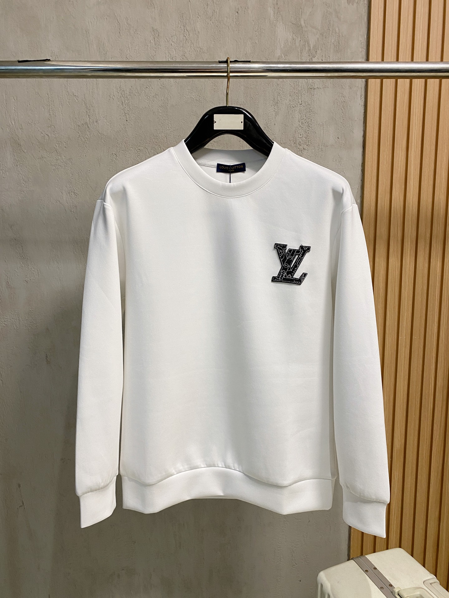 NO:566547,LV 2025 autumn and winter men's letter logo pullover space cotton sweatshirt. Classic OS version, simple yet stylish. Daily sports and leisure business without pressure...Customer-supplied space knitted cotton, made through micro-knitting three-dimensional process, the inside is as neat as scales, super texture, breathable and comfortable, the details and soft touch are invincible, the first choice for single wear and inner wear! Color white/black, size XS/S/M/L,, louis  vuitton,hoodie,sweatshirts,alexander wang19860909LV 2025秋冬男士字母标识套头太空棉卫衣 经典OS版型,简约而不失格调.日常运动休闲商务毫无压力... 客供太空针织棉,经由微型针织立体工艺过程制作,内里鳞甲般工整,质感超强,透气舒适,细节感和触感柔更是无敌,单穿内搭首选! 颜色白色/黑色 尺码XS/S/M/L,,louis vuitton,hoodie,sweatshirts,alexander wang,Men's clothing