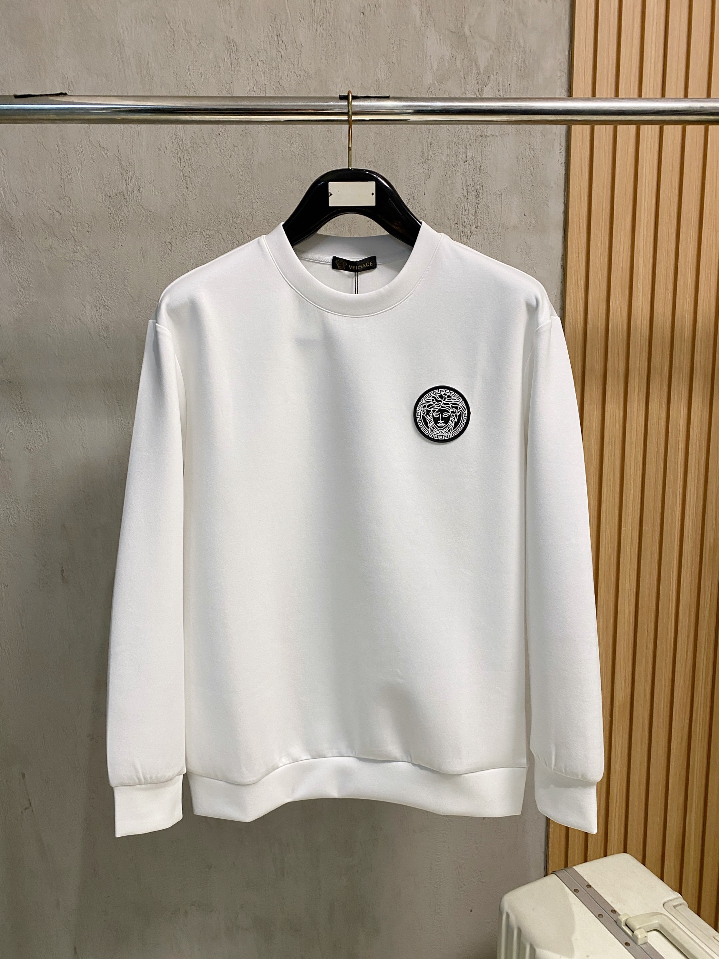 NO:566528,Versace 2025 Autumn and Winter Men's Letter Logo Pullover Space Cotton Sweatshirt Classic OS version, simple yet stylish. Daily sports and leisure business without pressure...Customer-supplied space knitted cotton, made through a micro-knitting three-dimensional process, the inner lining is as neat as scales, super texture, breathable and comfortable, the details and soft touch are invincible, the first choice for wearing alone! Color White/Black  Size XS/S/M/L,,versace,hoodie,sweatshirts,alexander wang19860909范思哲 2025秋冬男士字母标识套头太空棉卫衣 经典OS版型,简约而不失格调.日常运动休闲商务毫无压力... 客供太空针织棉,经由微型针织立体工艺过程制作,内里鳞甲般工整,质感超强,透气舒适,细节感和触感柔更是无敌,单穿内搭首选! 颜色白色/黑色 尺码XS/S/M/L,,versace,hoodie,sweatshirts,alexander wang,Men's clothing